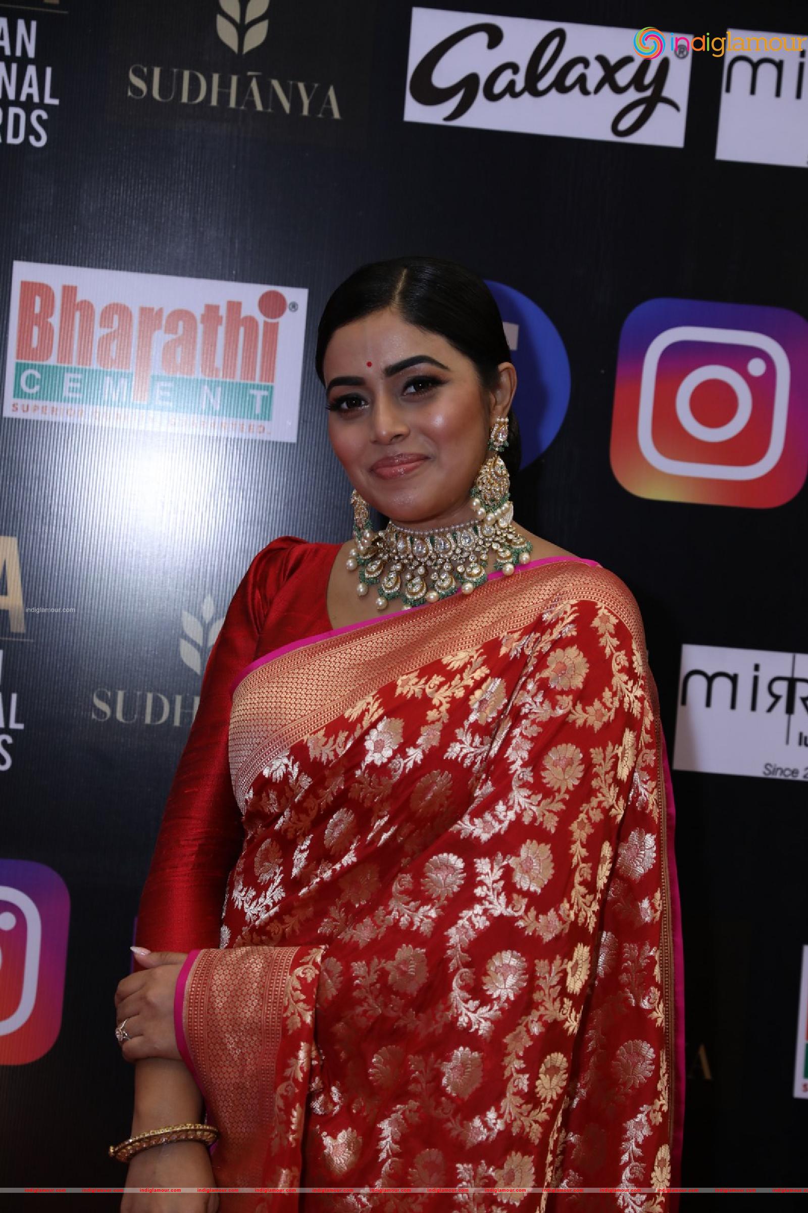 Poorna Actress hd photo