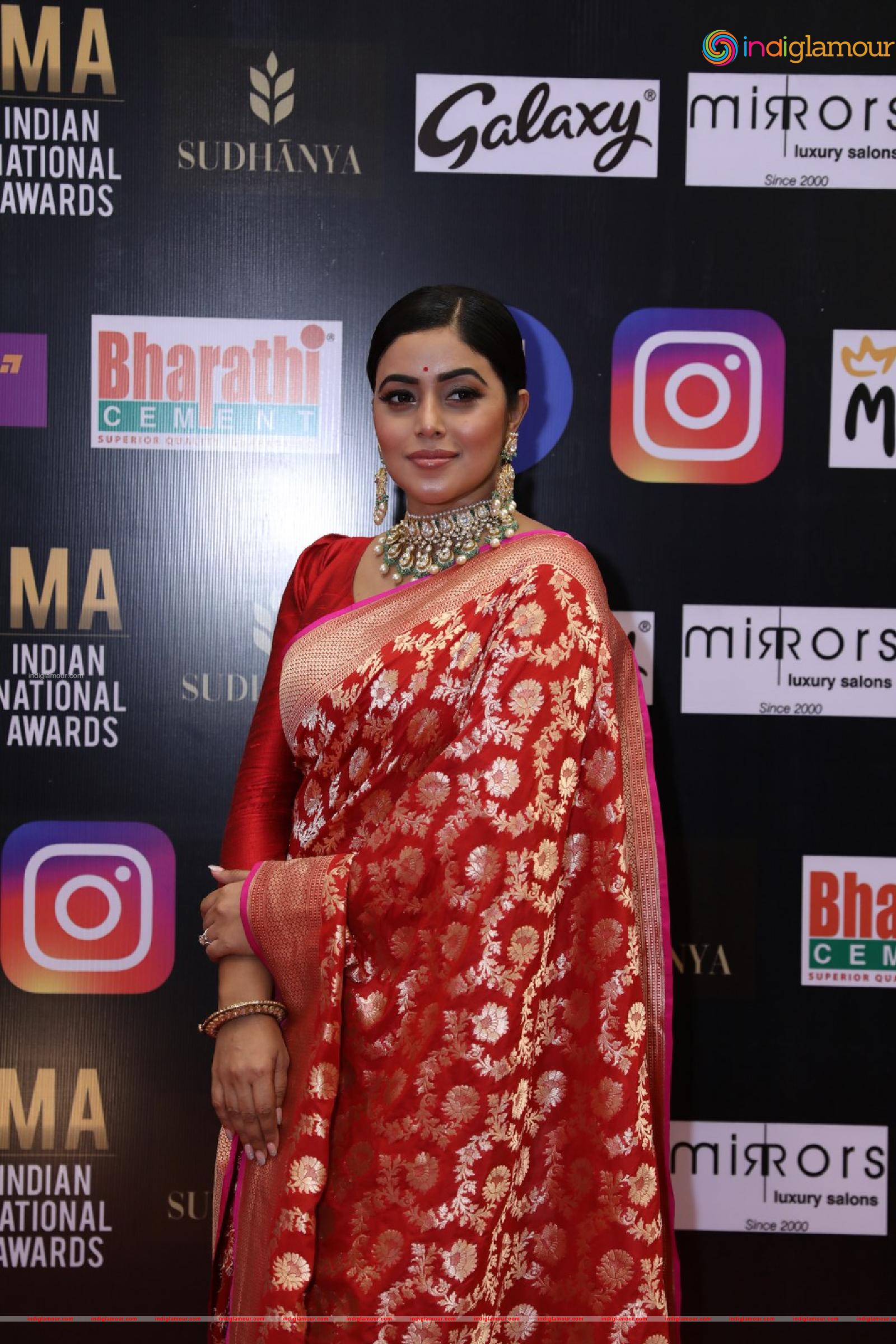 Poorna Actress hd photo