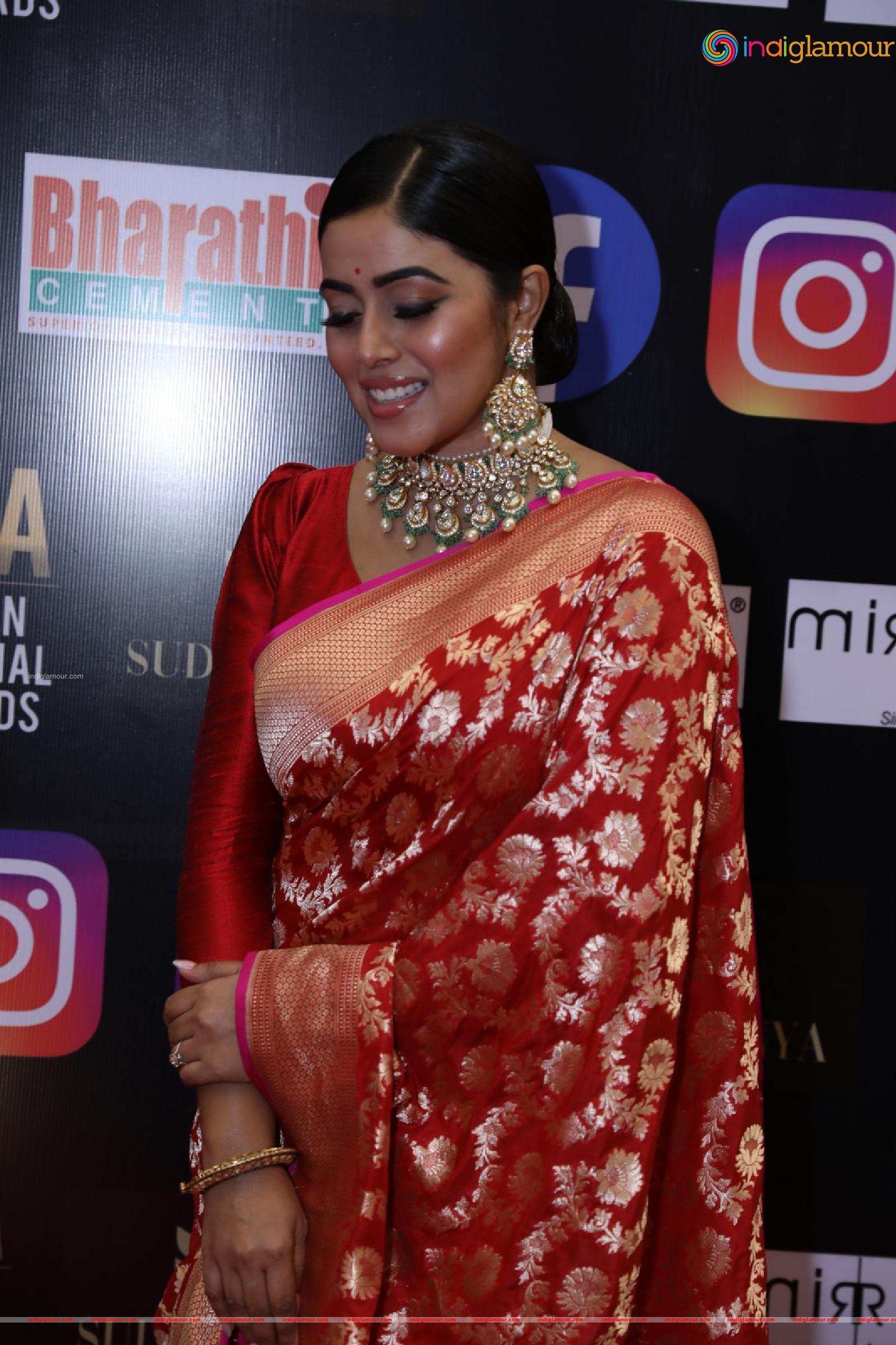 Poorna Actress hd photo