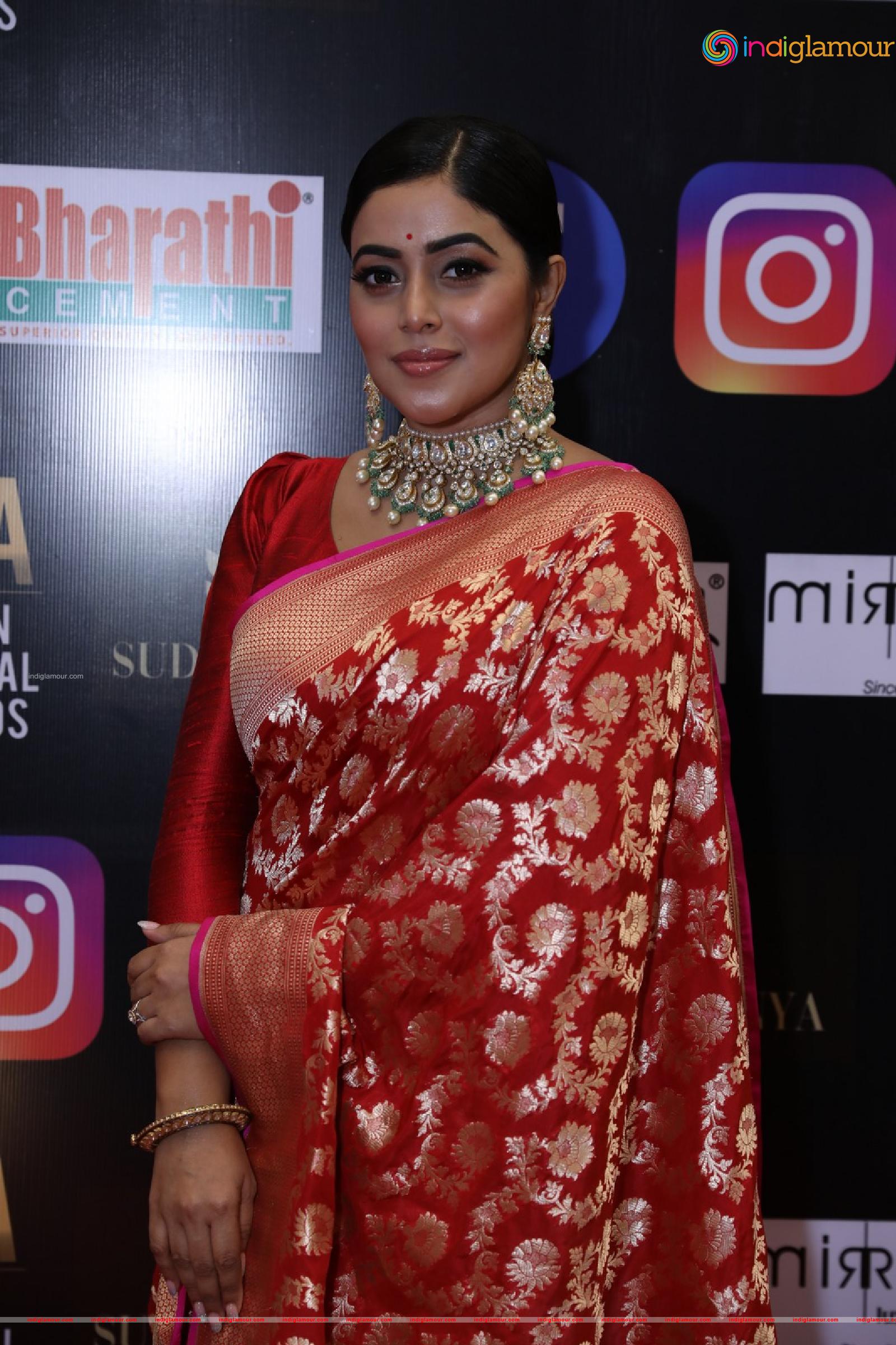 Poorna Actress hd photo