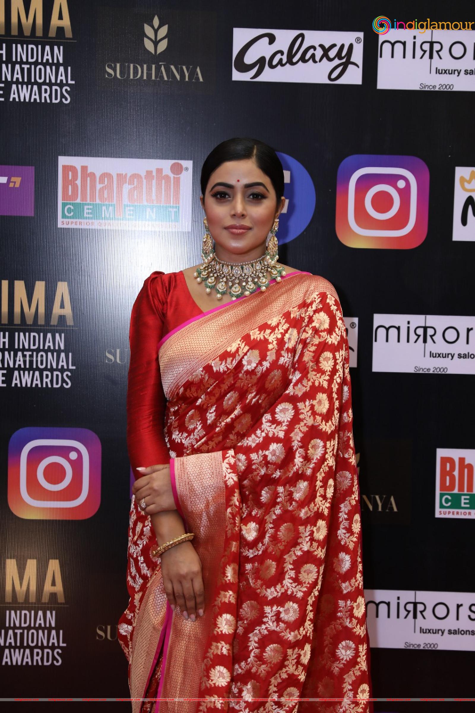 Poorna Actress hd photo