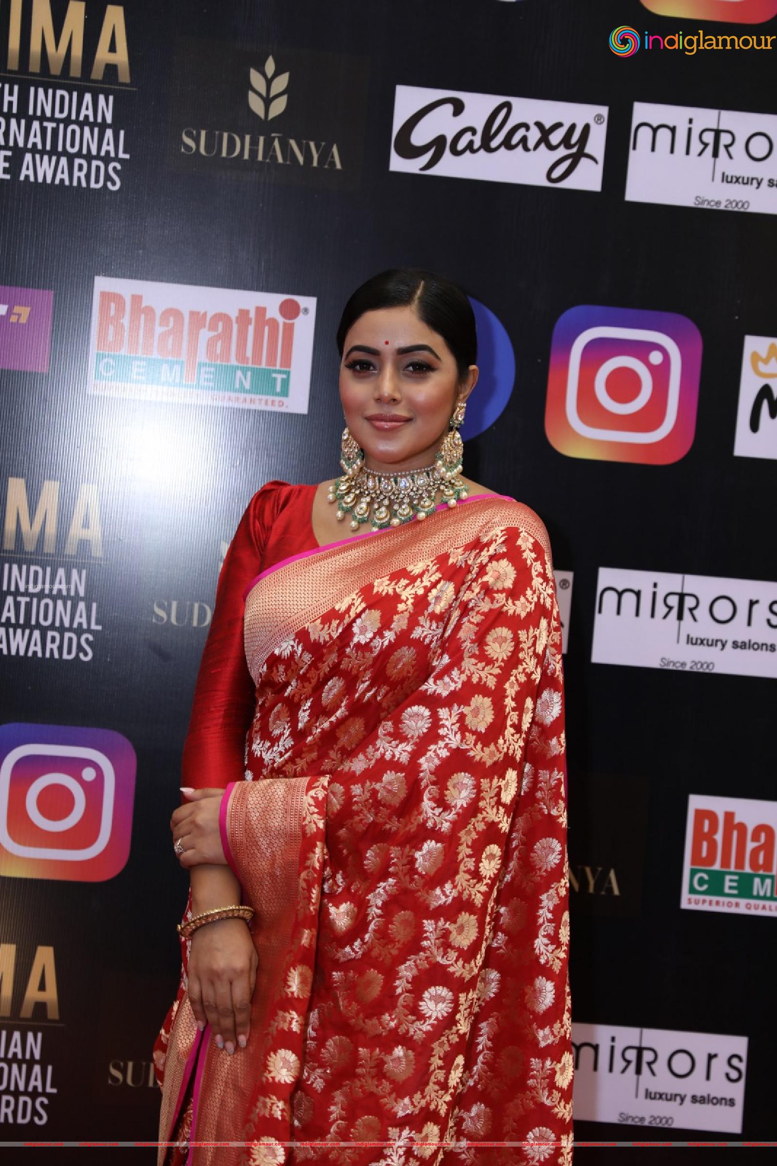 Poorna Actress hd photo