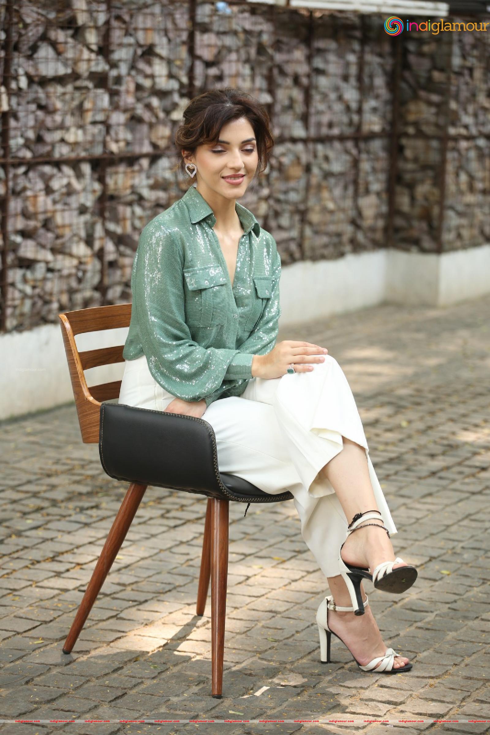 Mehreen Pirzada Actress hd photo