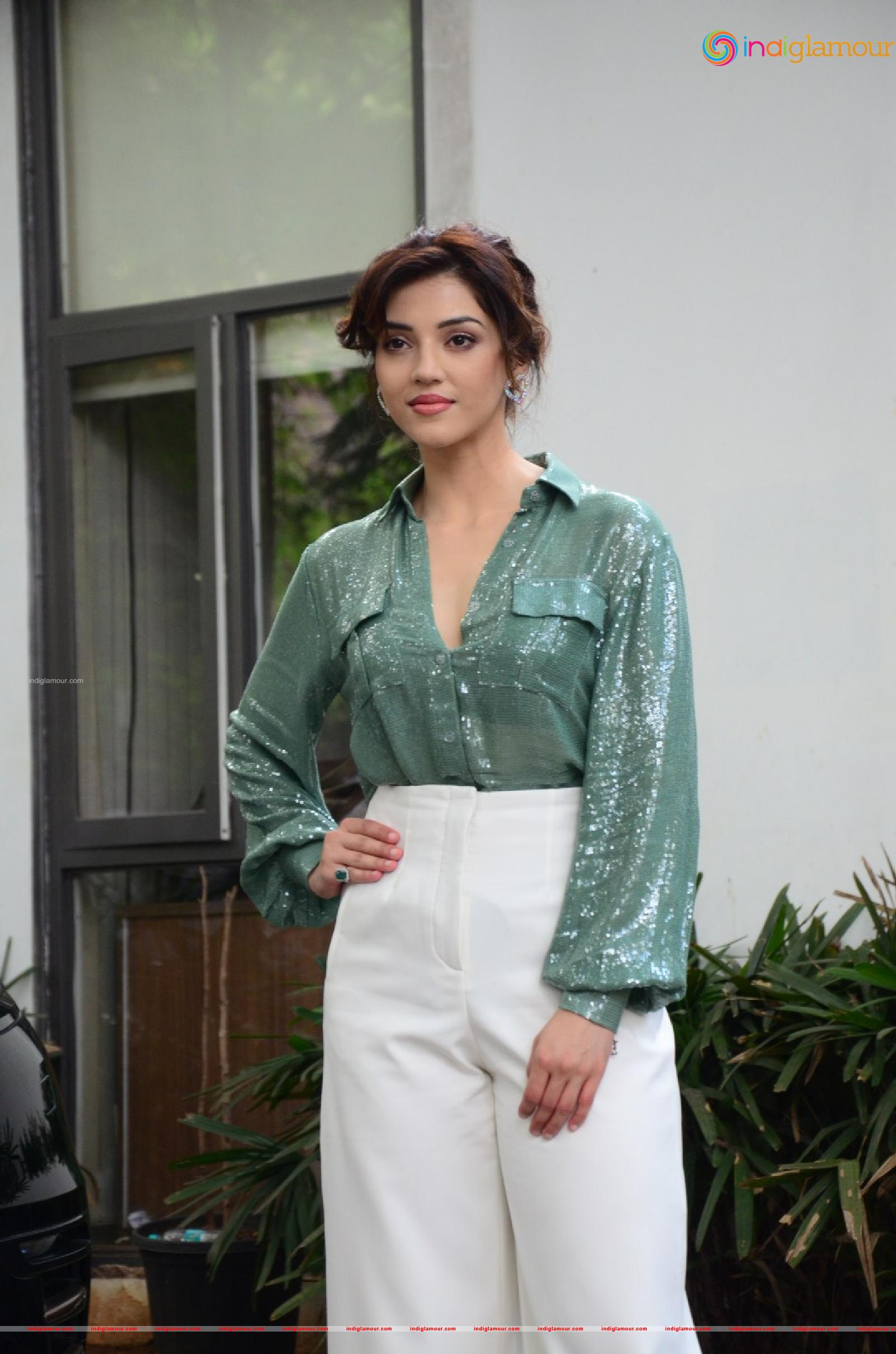 Mehreen Pirzada Actress hd photo