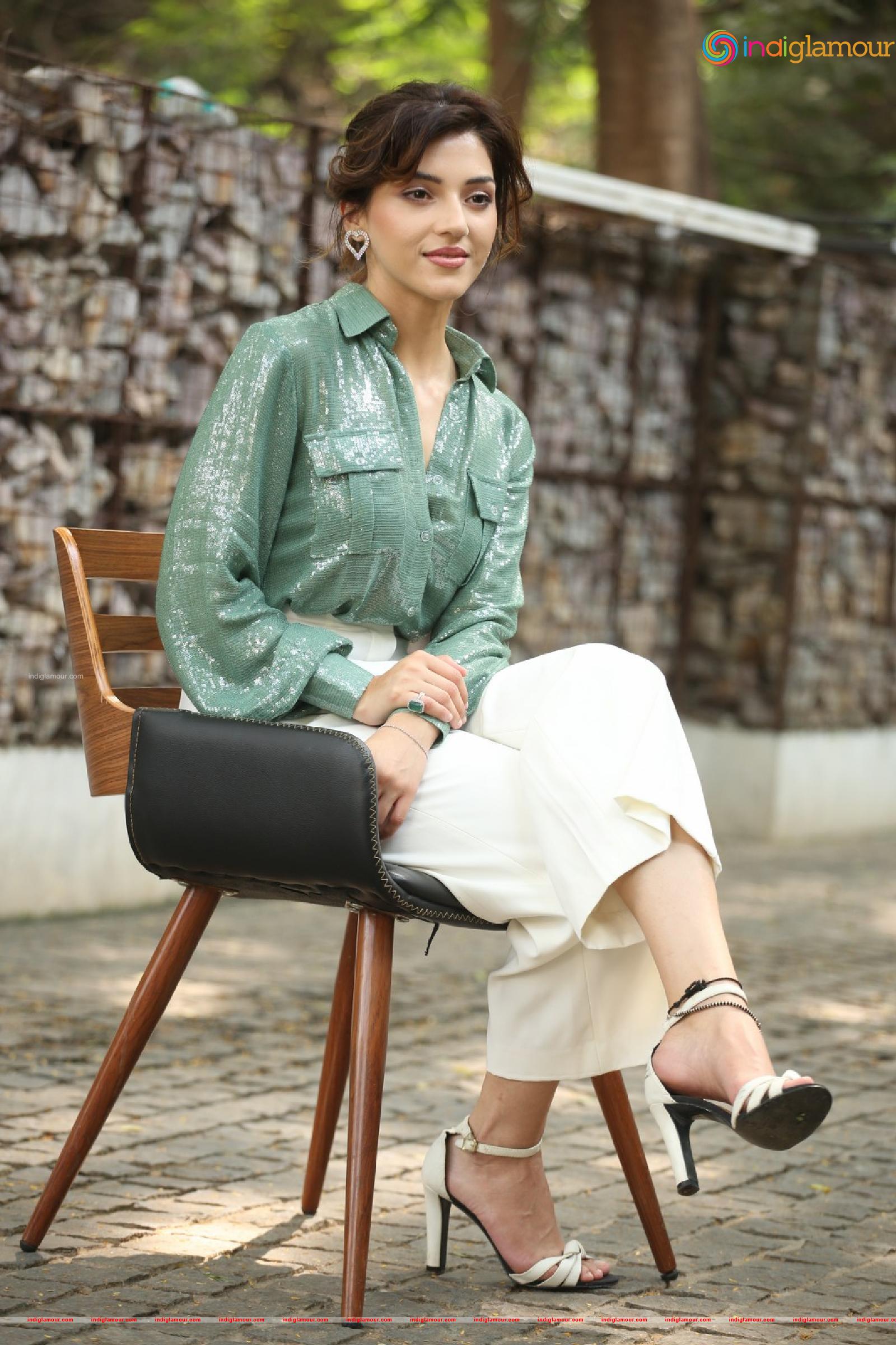 Mehreen Pirzada Actress hd photo
