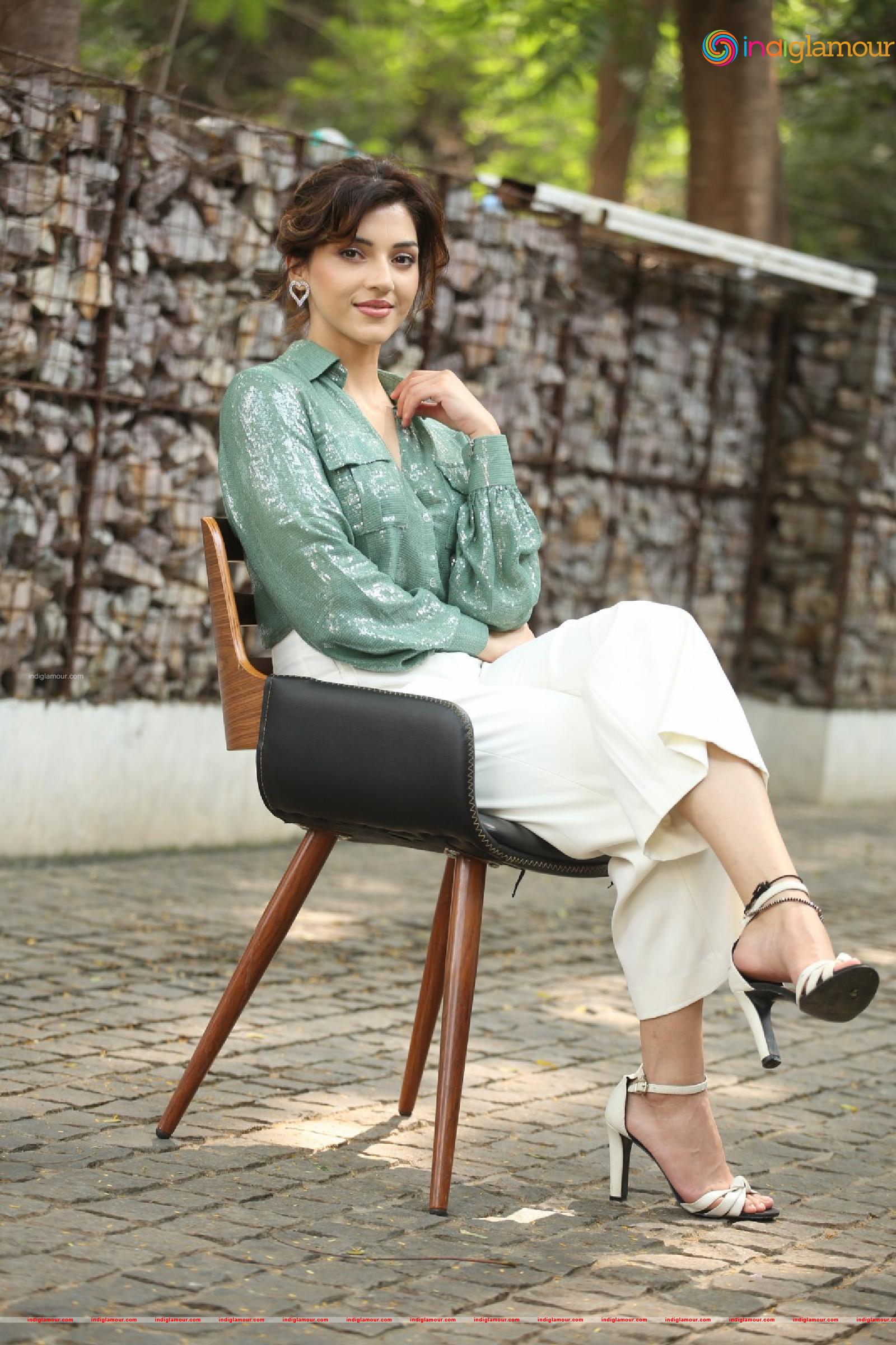 Mehreen Pirzada Actress hd photo