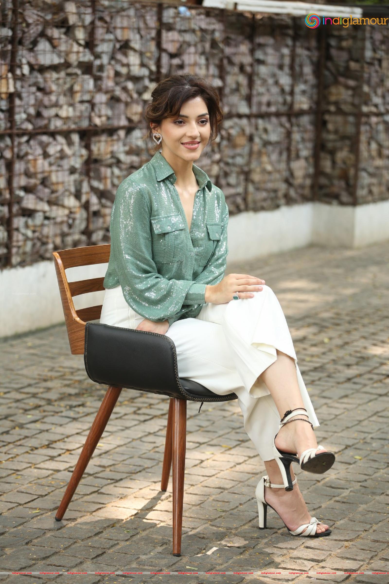 Mehreen Pirzada Actress hd photo