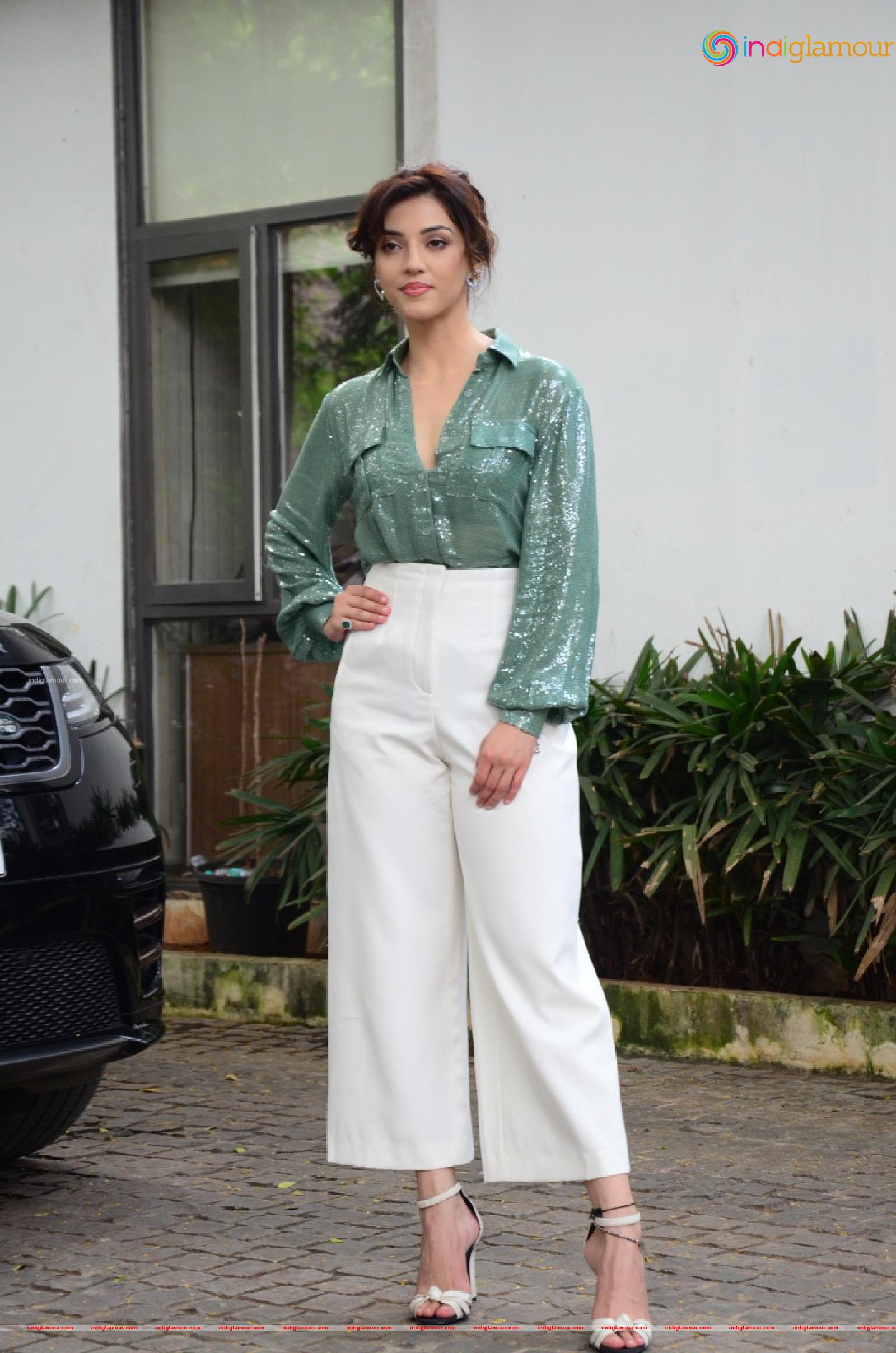 Mehreen Pirzada Actress hd photo