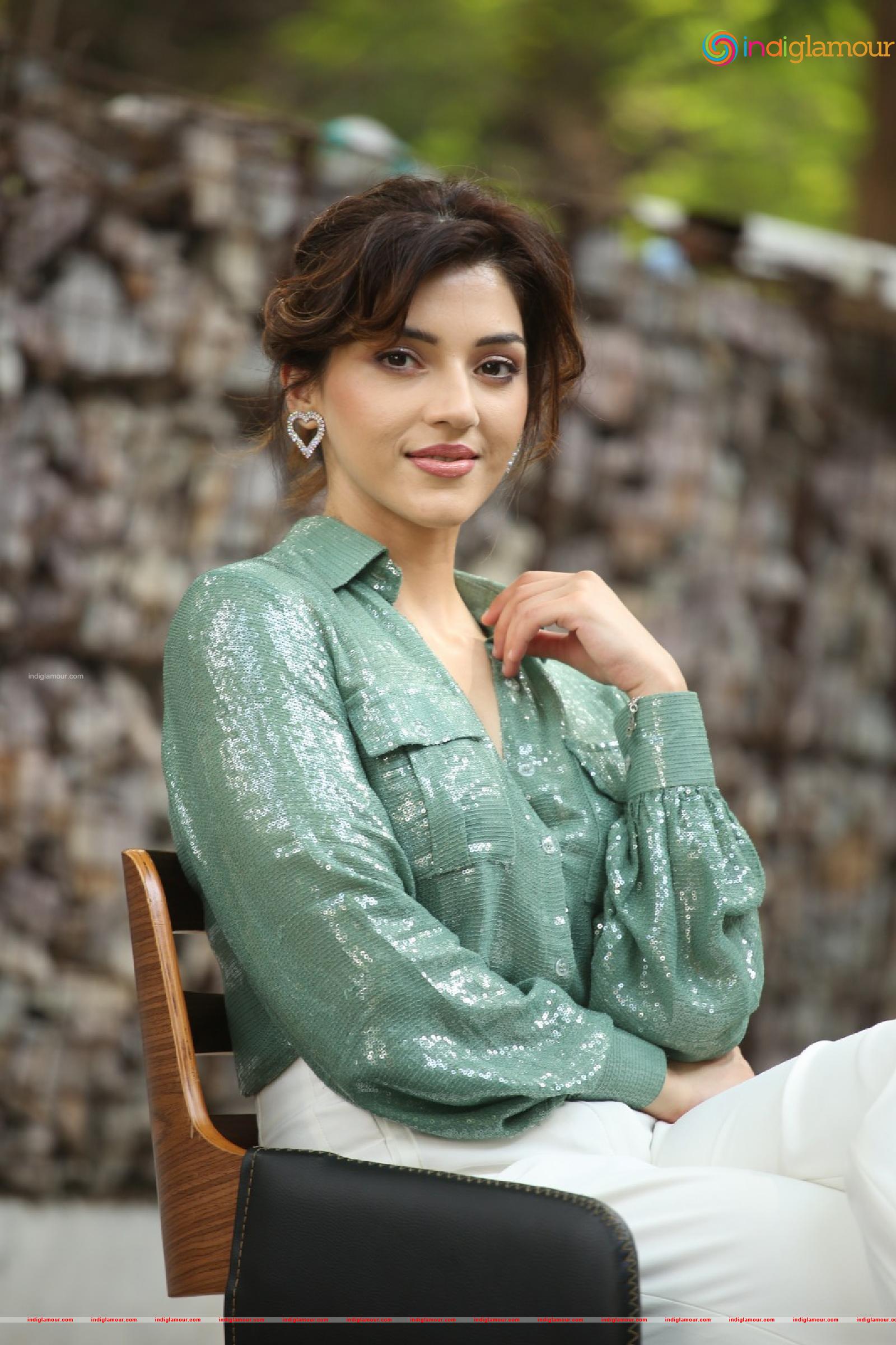 Mehreen Pirzada Actress hd photo