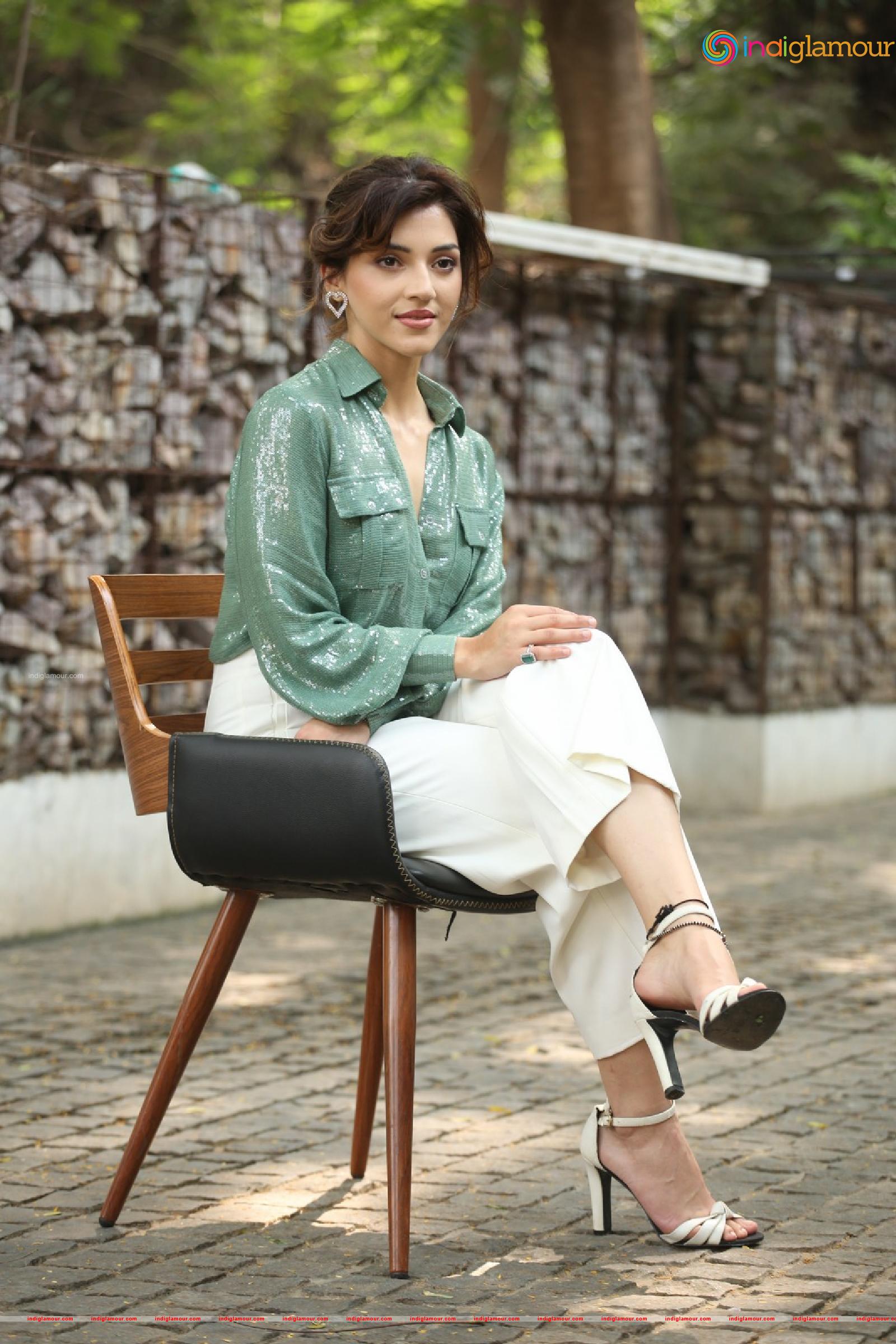 Mehreen Pirzada Actress hd photo