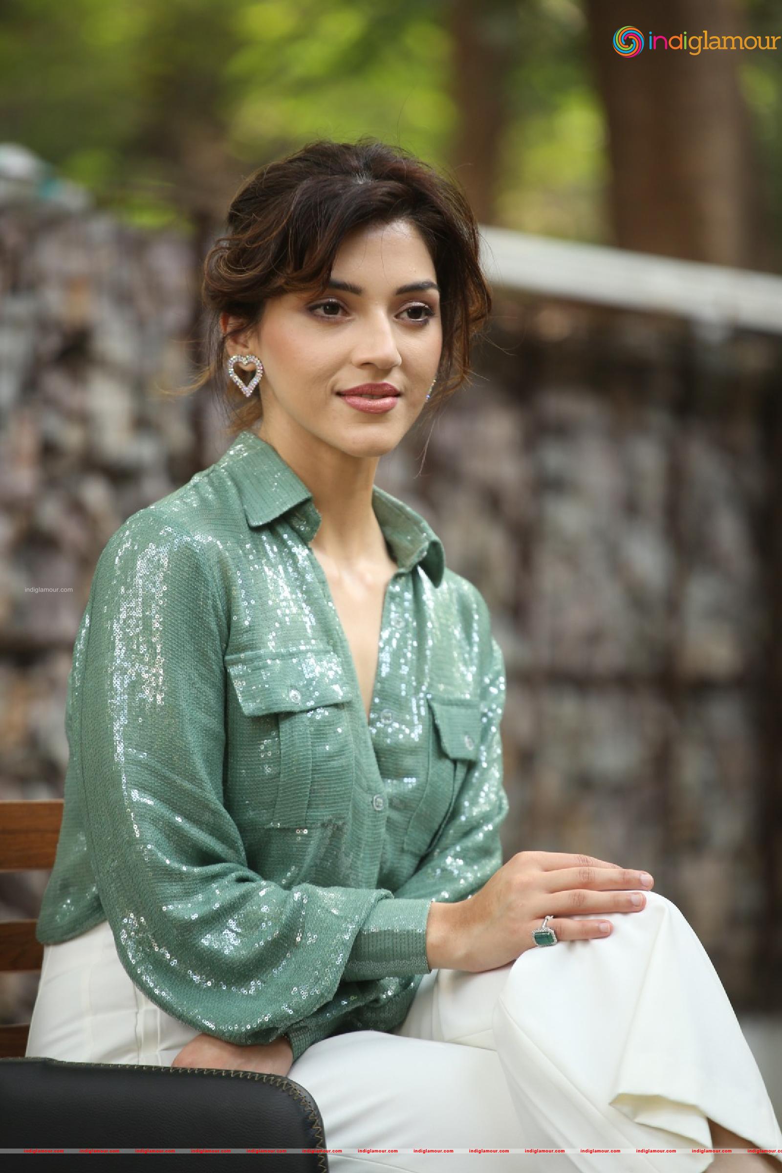 Mehreen Pirzada Actress hd photo