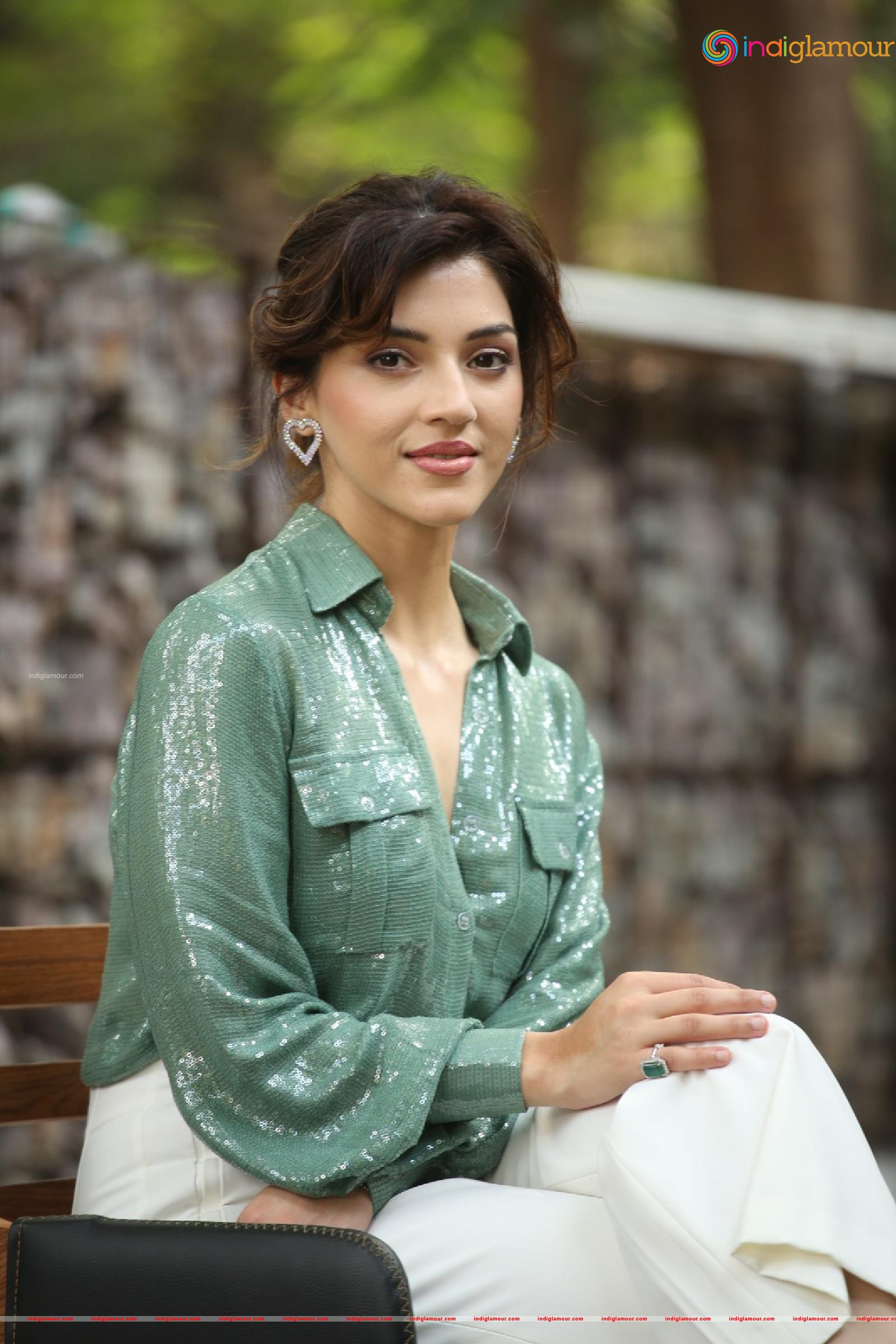 Mehreen Pirzada Actress hd photo