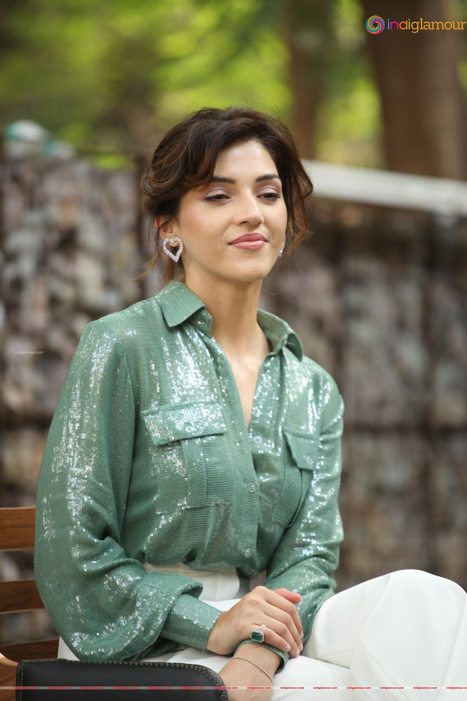 Mehreen Pirzada Actress hd photo