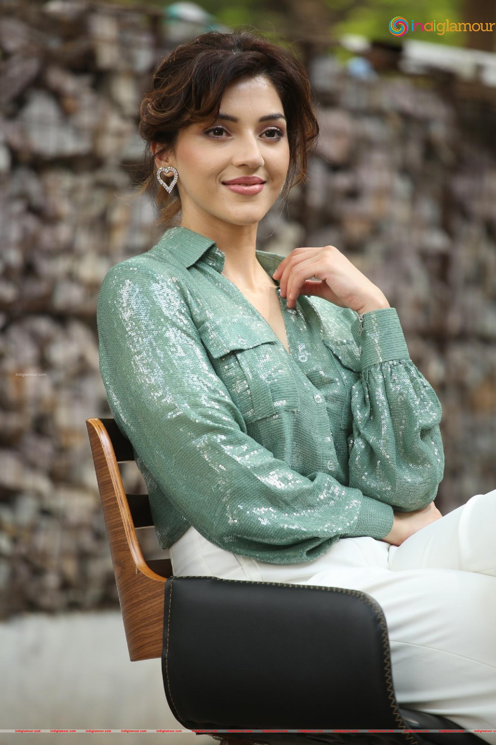 Mehreen Pirzada Actress hd photo