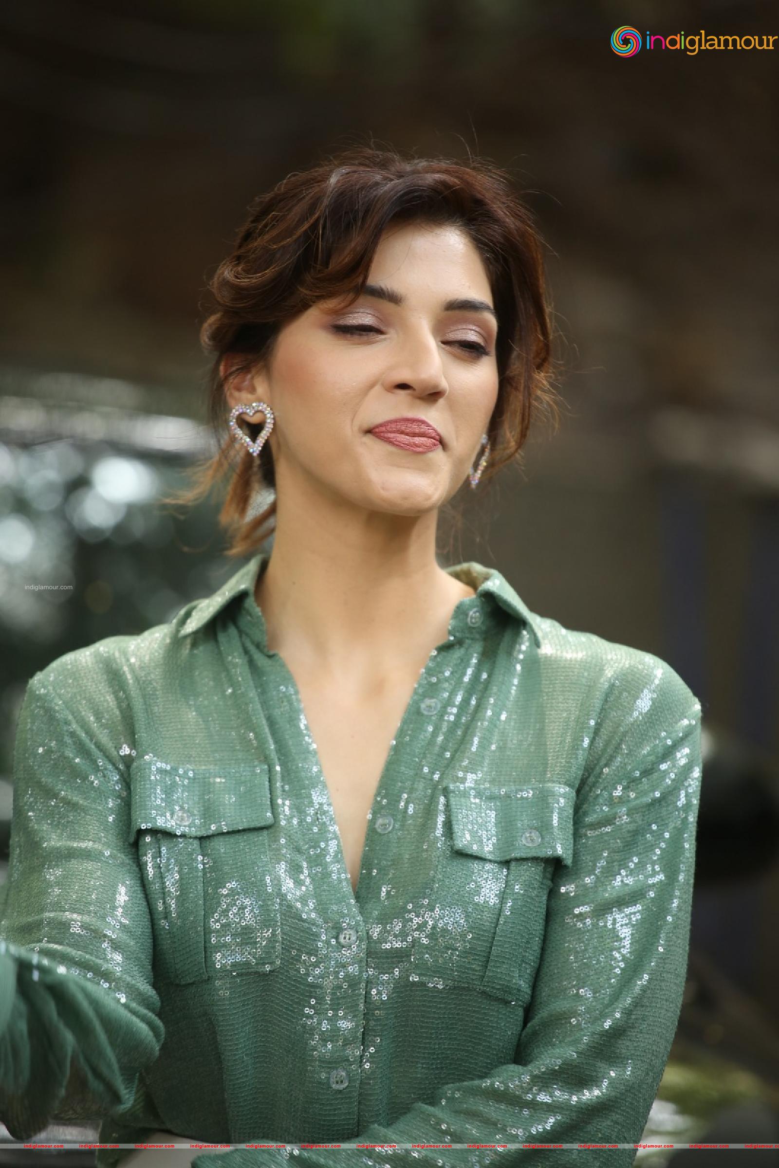Mehreen Pirzada Actress hd photo