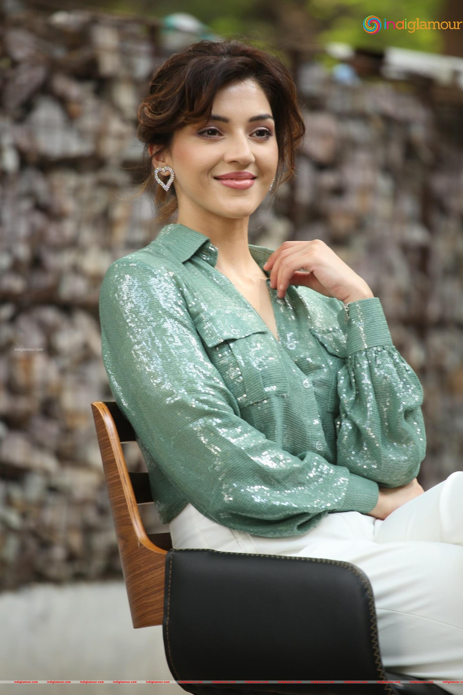 Mehreen Pirzada Actress hd photo