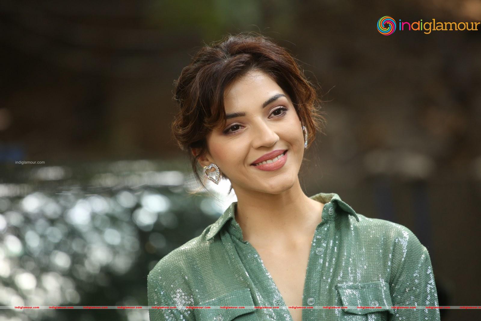 Mehreen Pirzada Actress hd photo