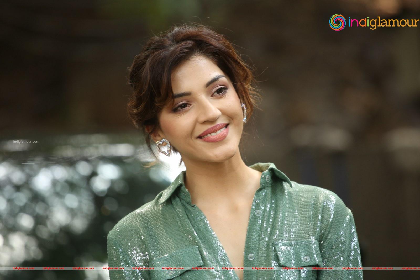 Mehreen Pirzada Actress hd photo