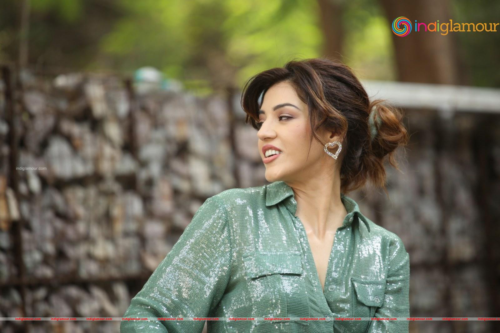 Mehreen Pirzada Actress hd photo