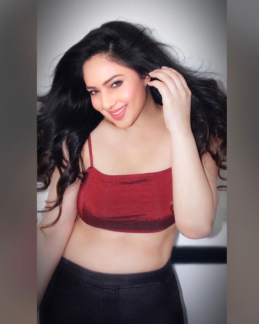 Nikesha Patel Actress hd photo
