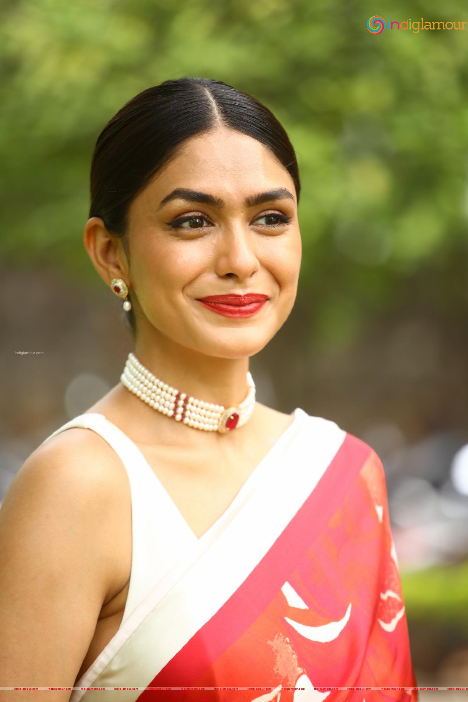 Mrunal Thakur Actress hd photo