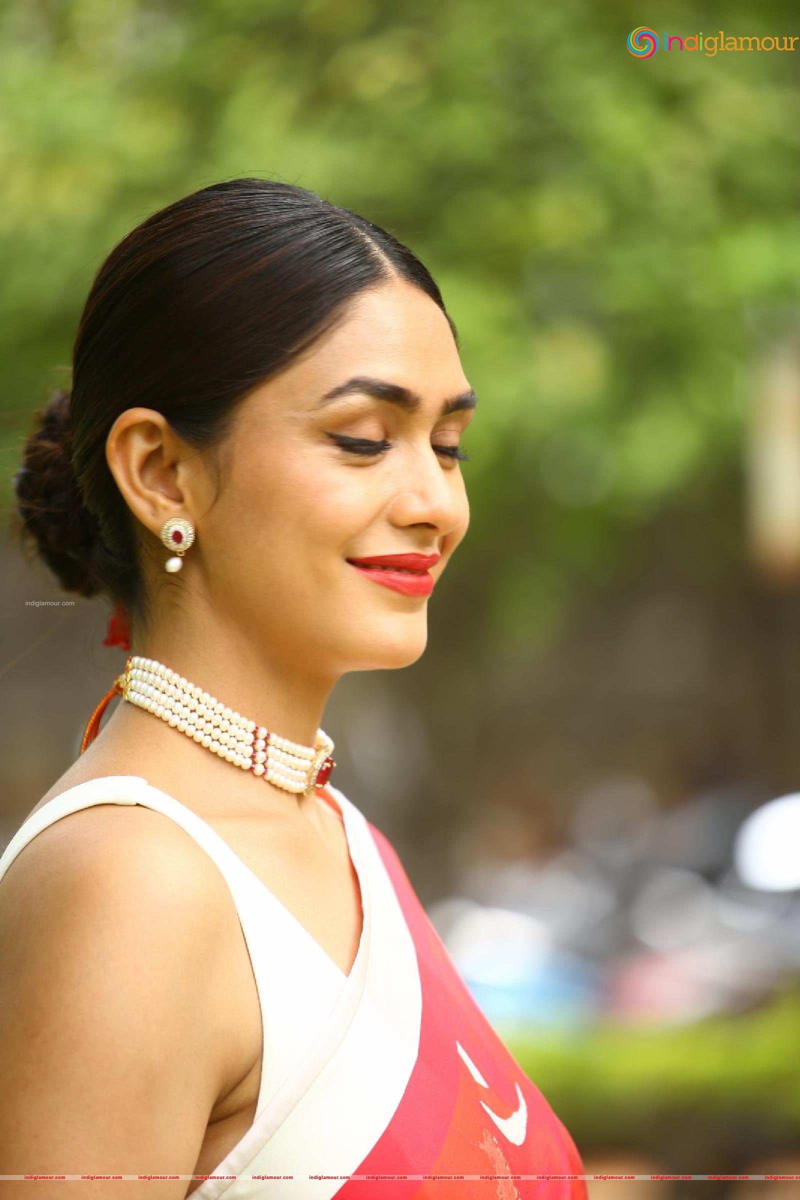 Mrunal Thakur Actress hd photo