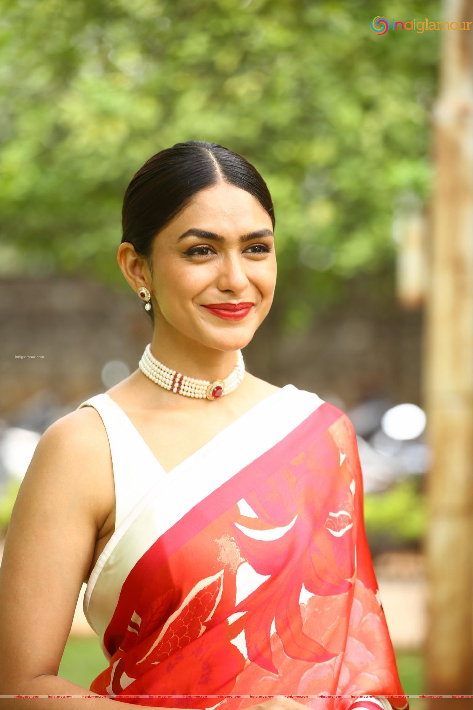Mrunal Thakur Actress hd photo