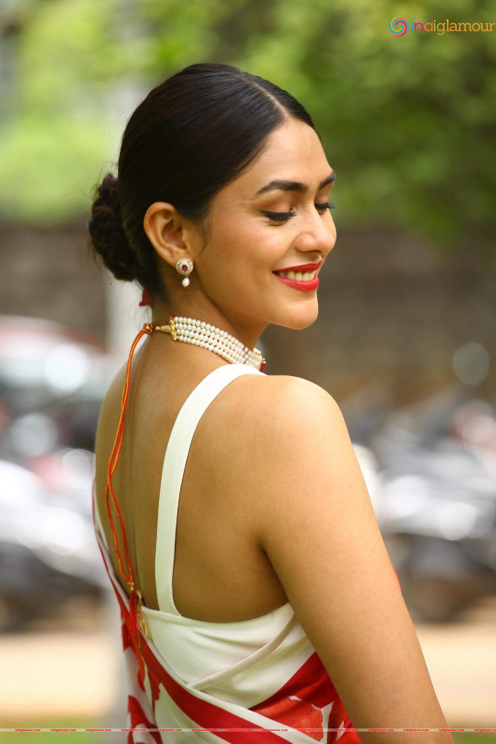 Mrunal Thakur Actress hd photo