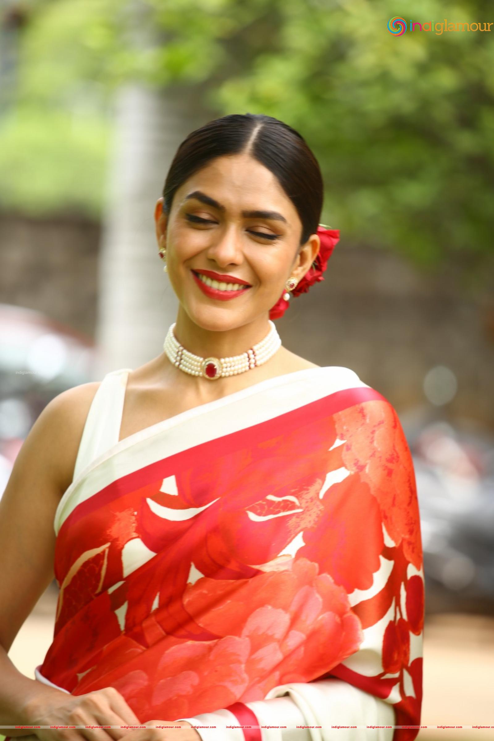 Mrunal Thakur Actress hd photo