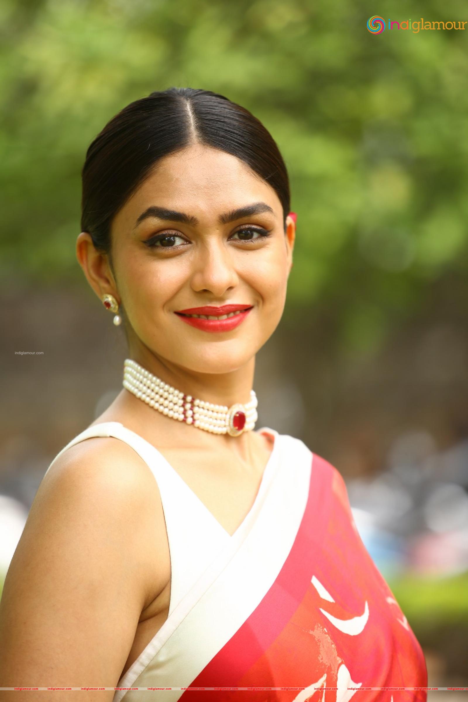 Mrunal Thakur Actress hd photo