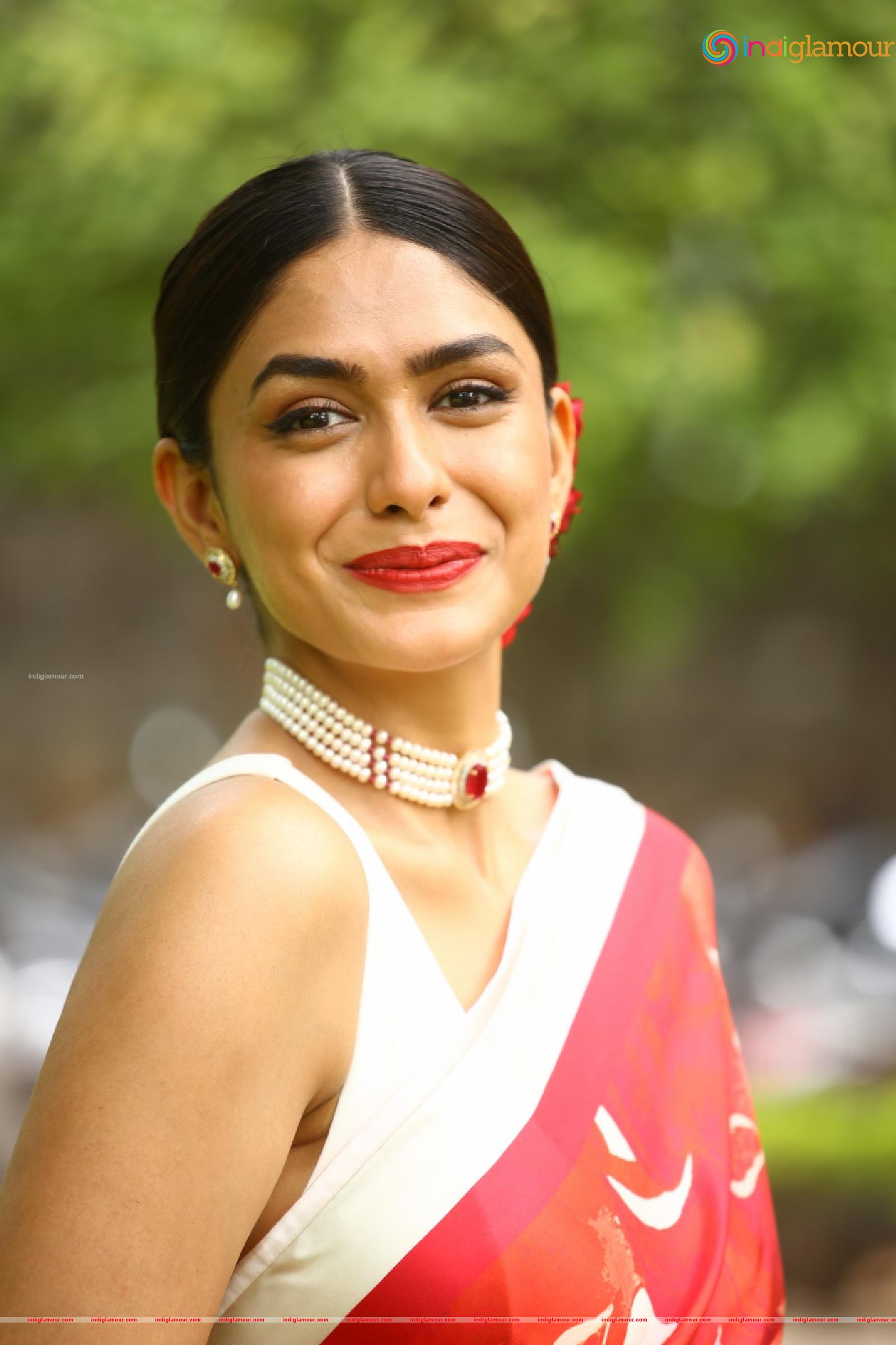 Mrunal Thakur Actress hd photo