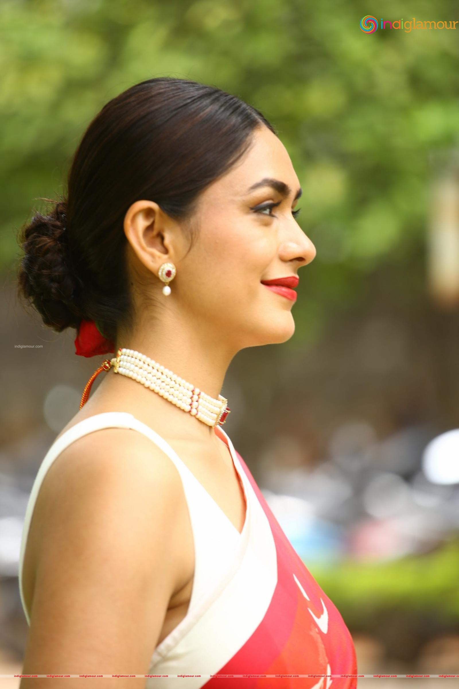 Mrunal Thakur Actress hd photo