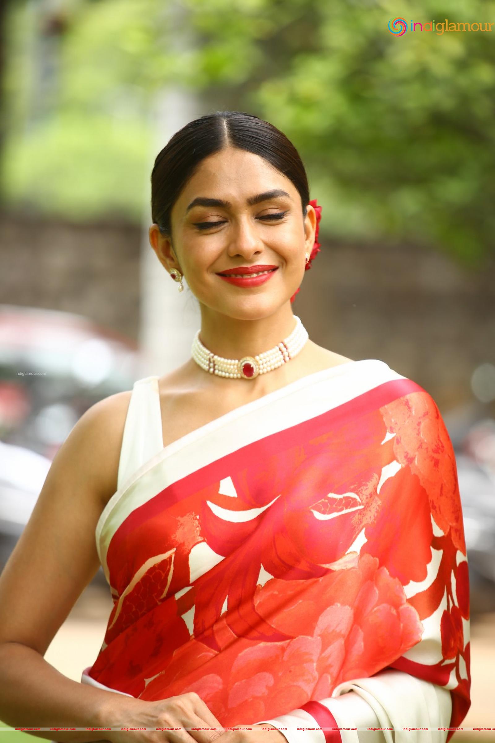 Mrunal Thakur Actress hd photo