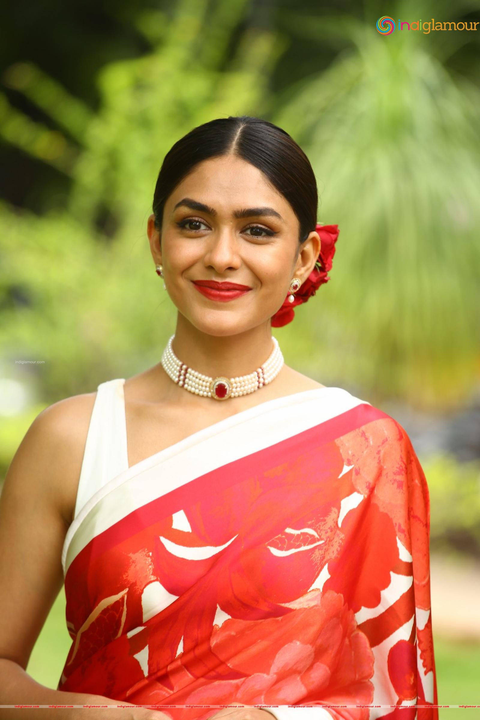 Mrunal Thakur Actress hd photo