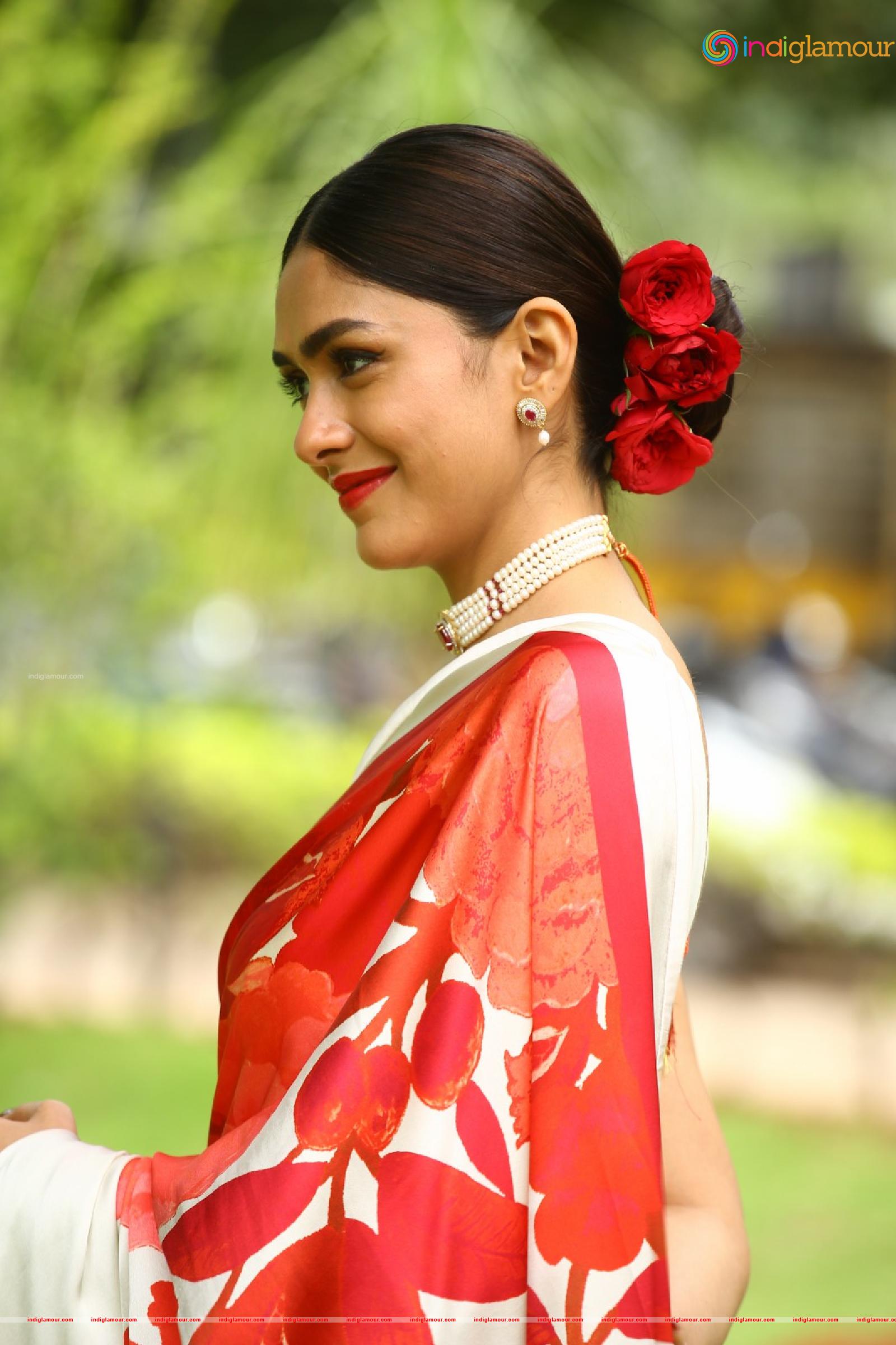 Mrunal Thakur Actress hd photo