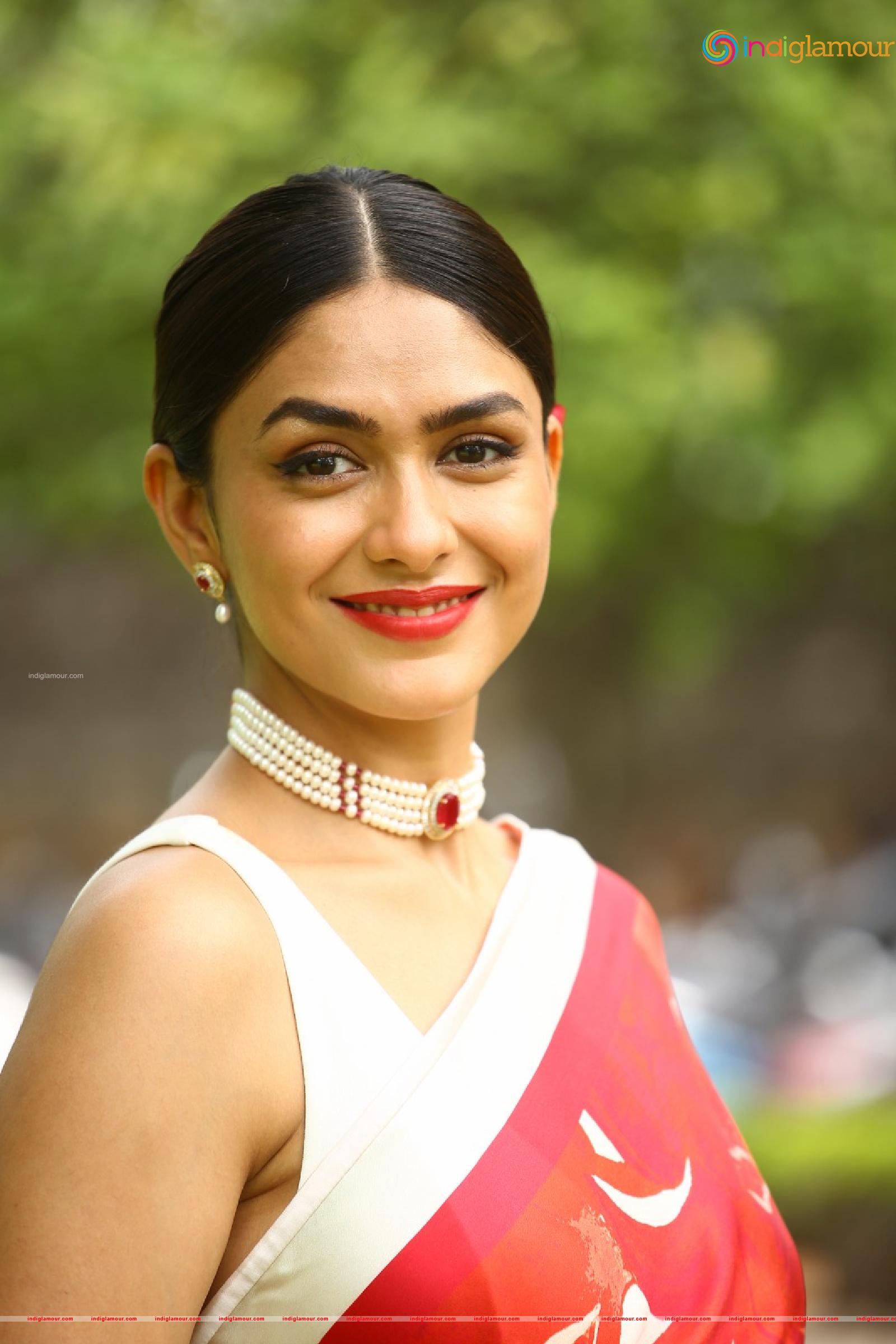 Mrunal Thakur Actress hd photo