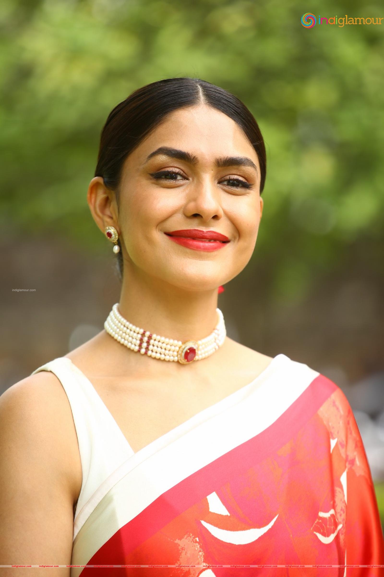 Mrunal Thakur Actress hd photo