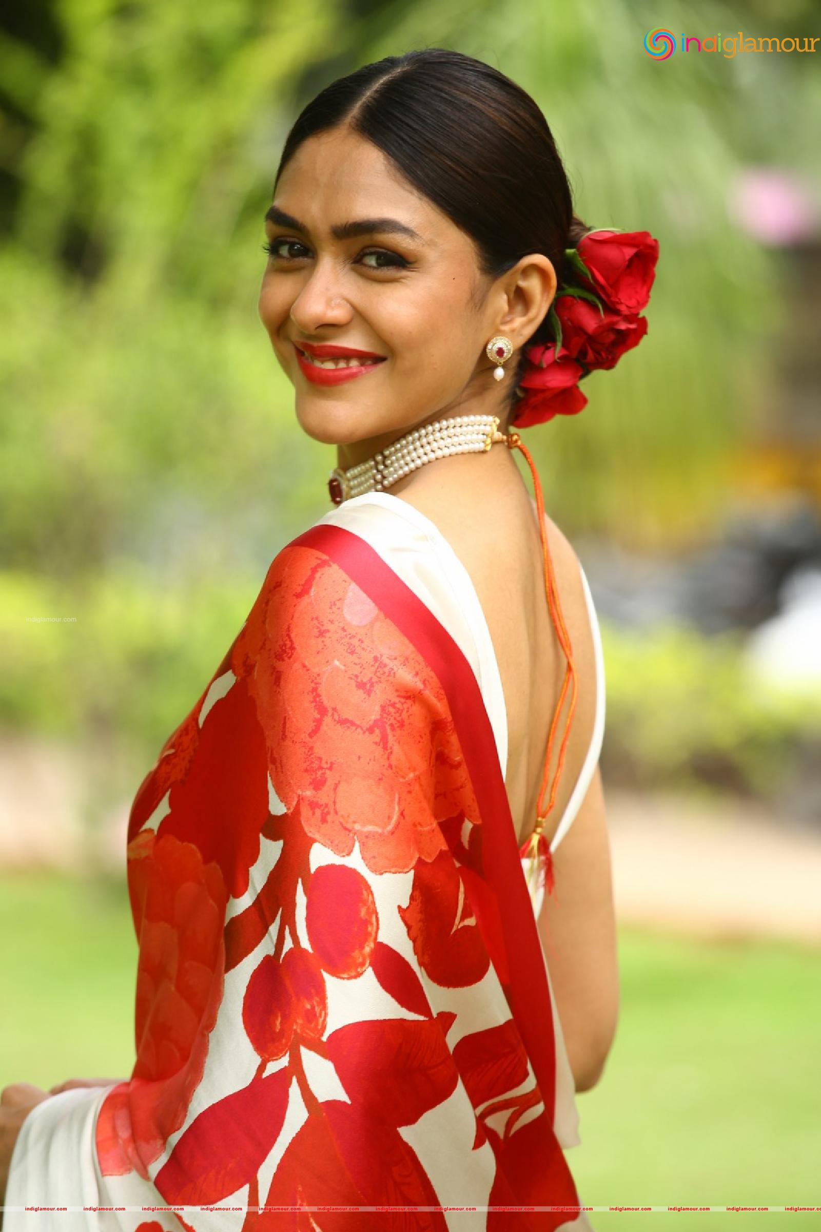 Mrunal Thakur Actress hd photo