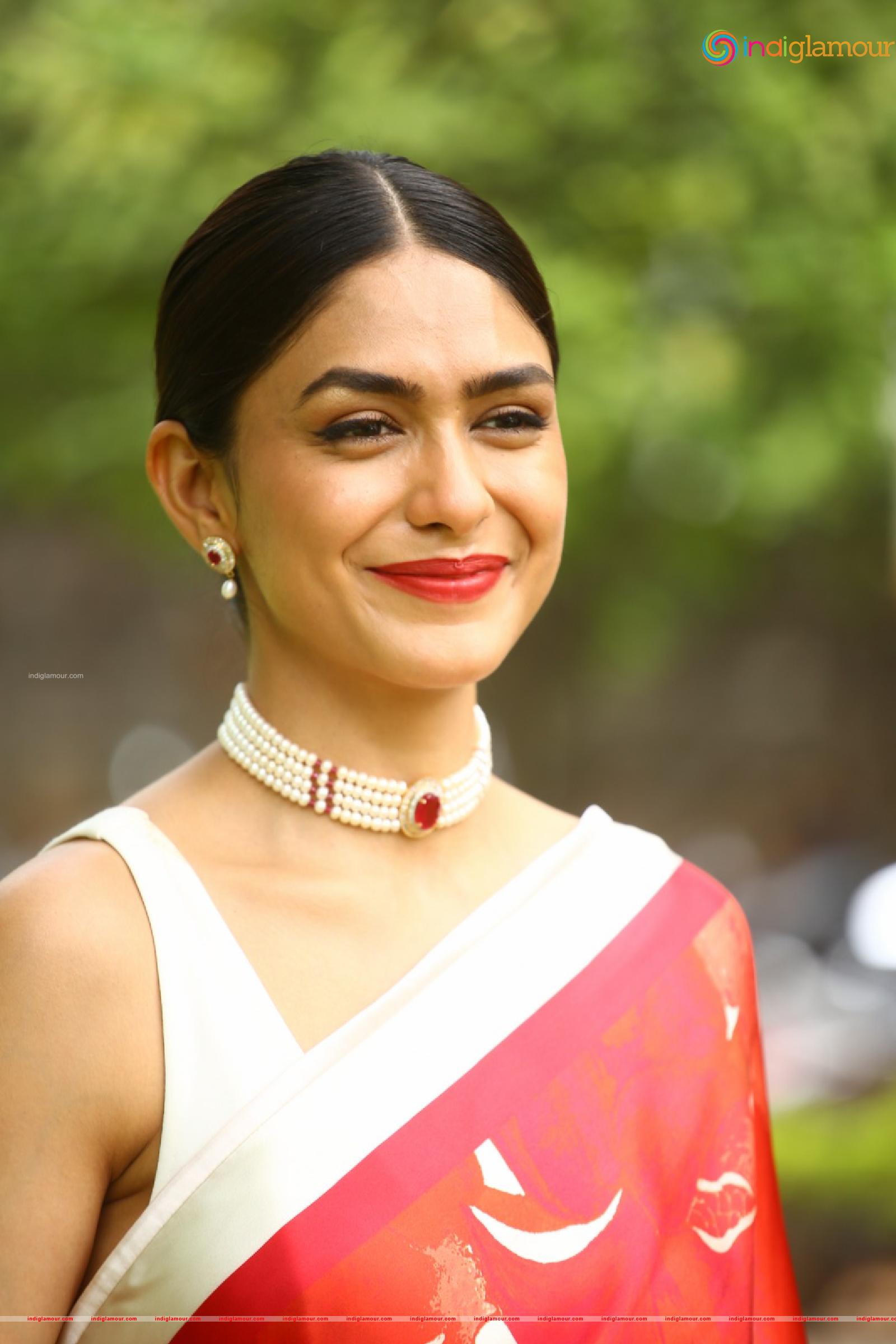 Mrunal Thakur Actress hd photo