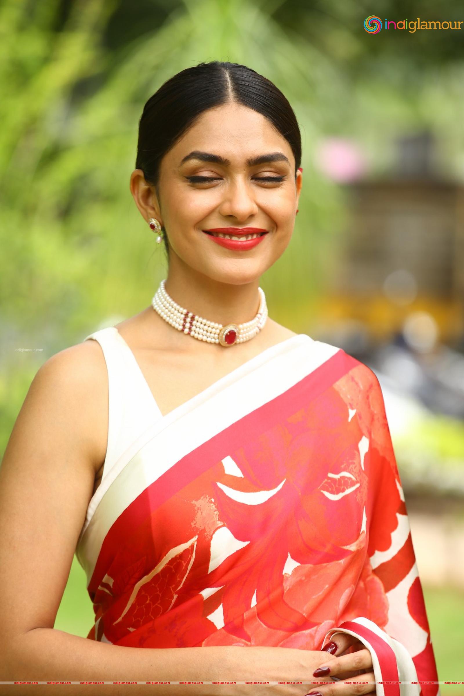 Mrunal Thakur Actress hd photo