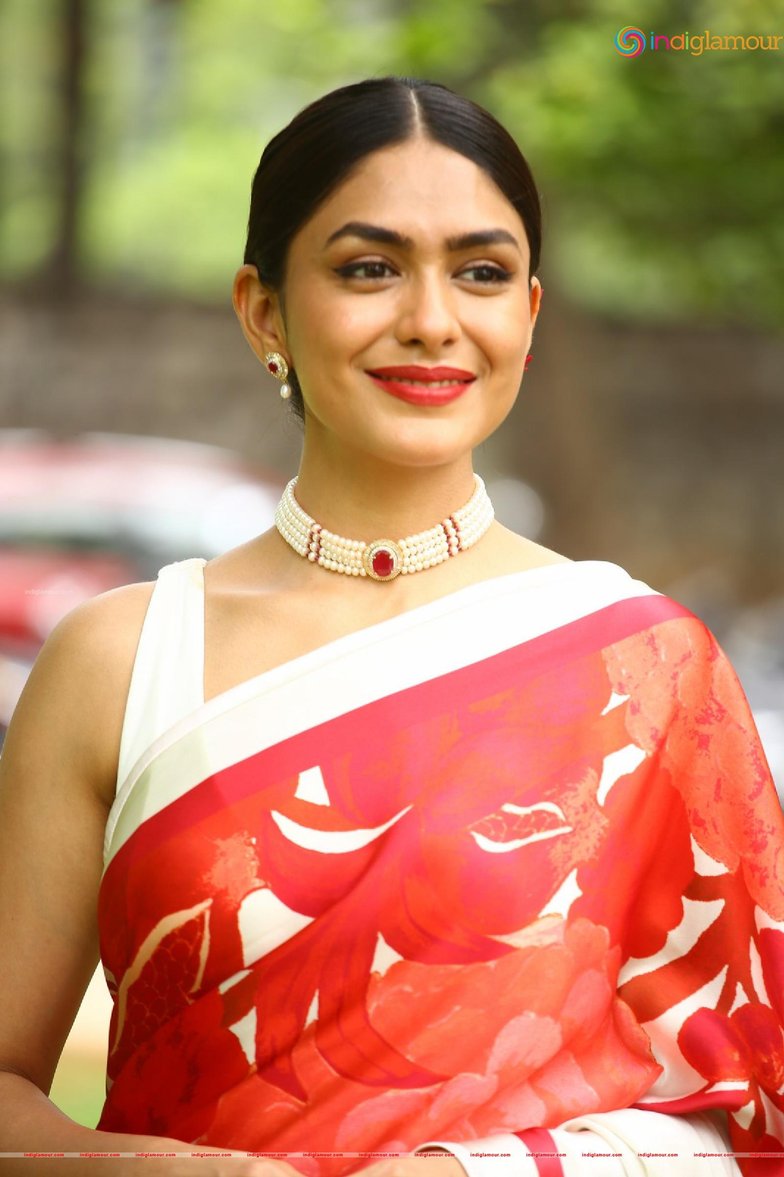 Mrunal Thakur Actress hd photo