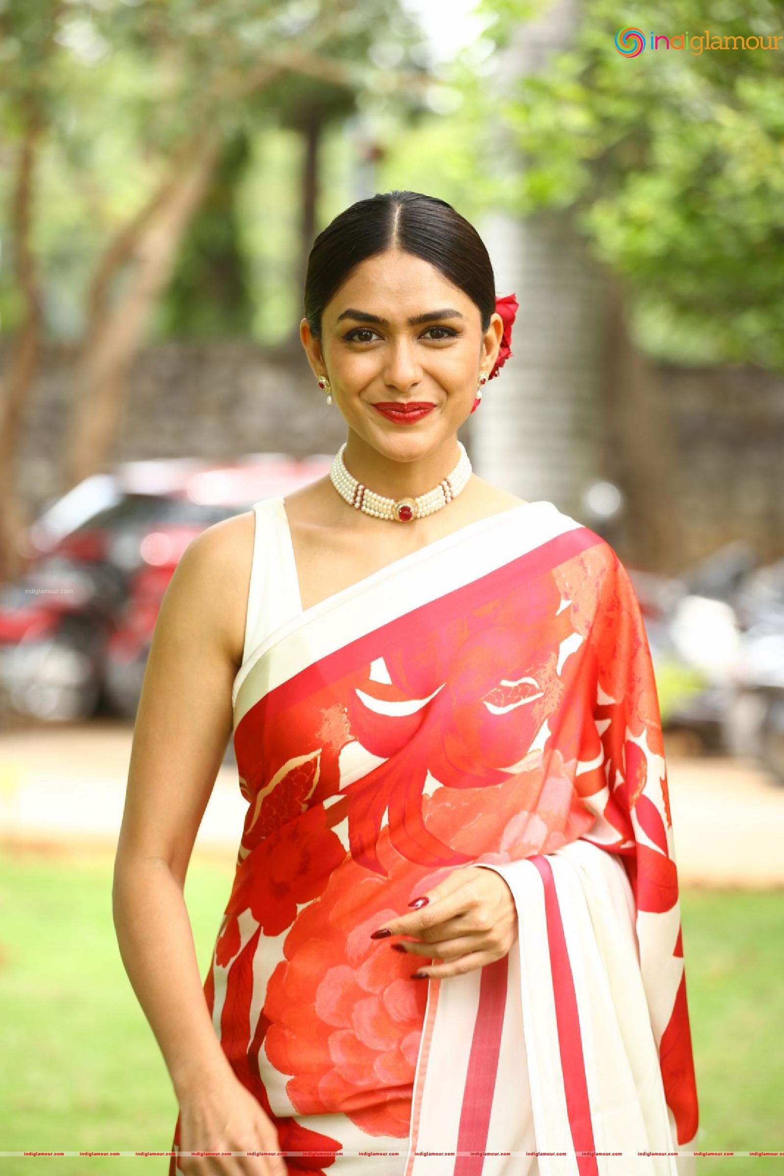 Mrunal Thakur Actress hd photo