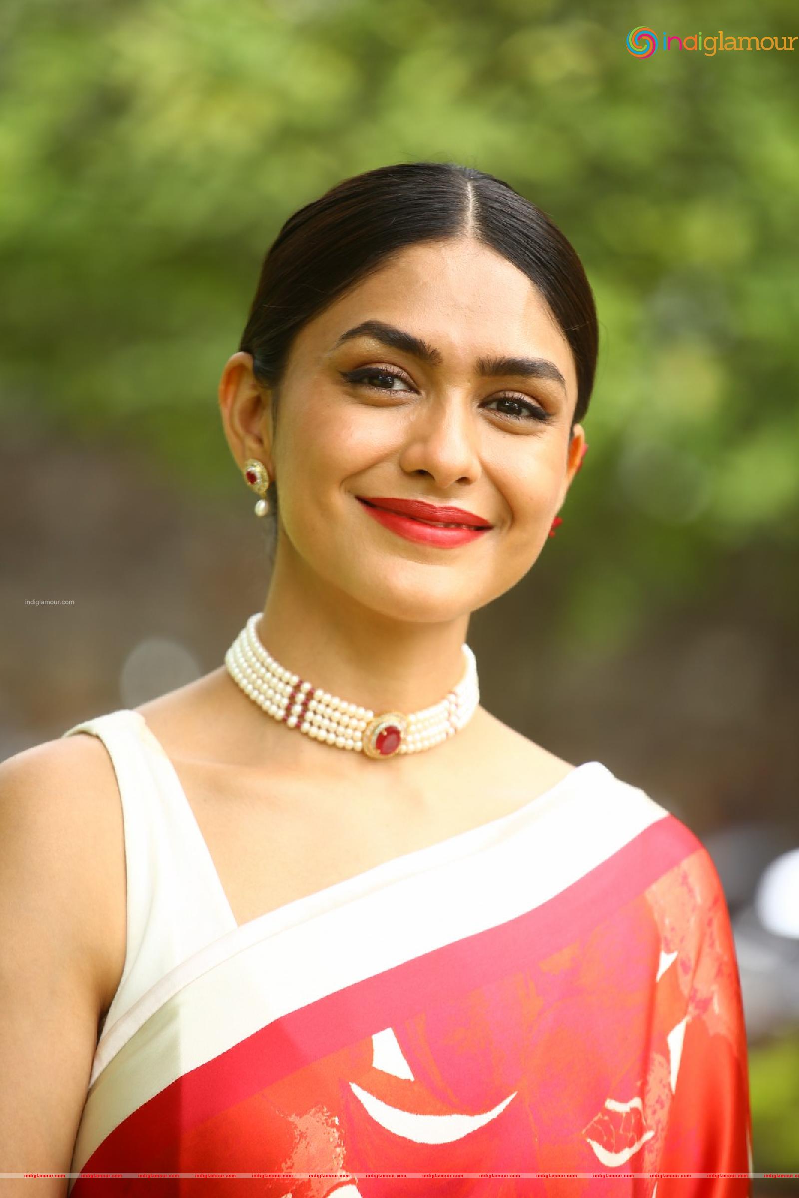 Mrunal Thakur Actress hd photo