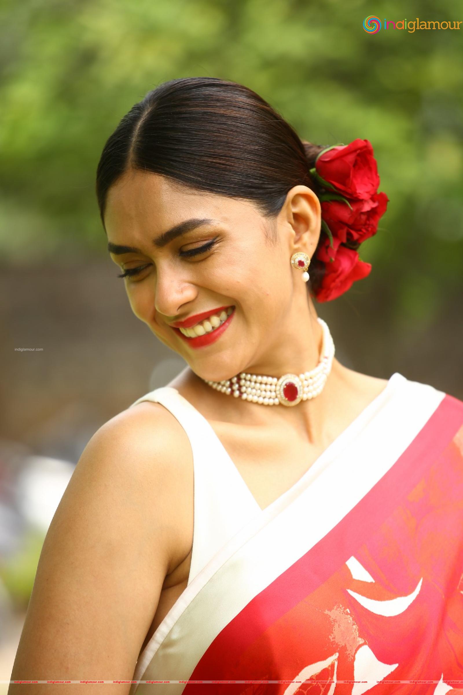 Mrunal Thakur Actress hd photo