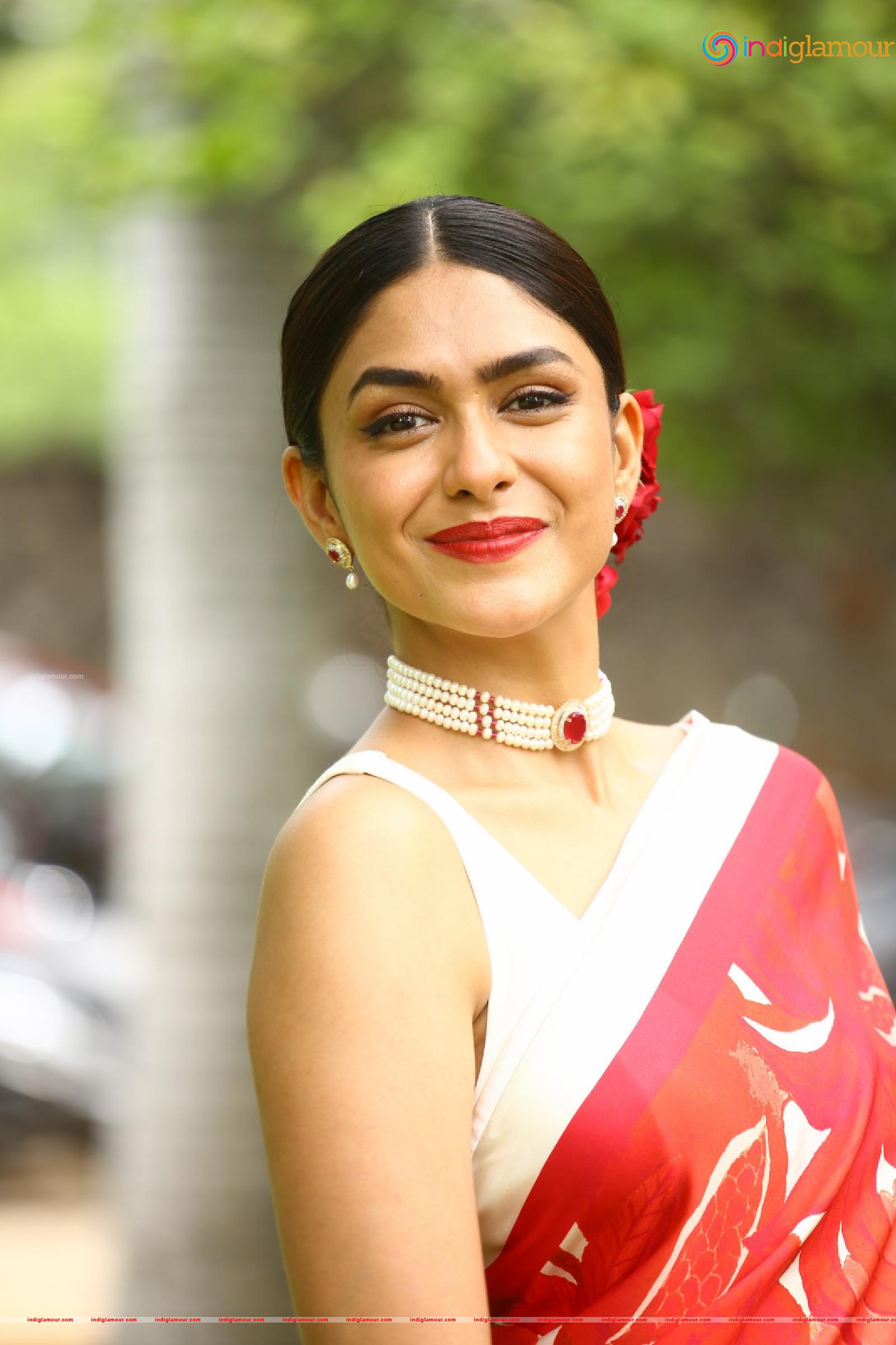 Mrunal Thakur Actress hd photo