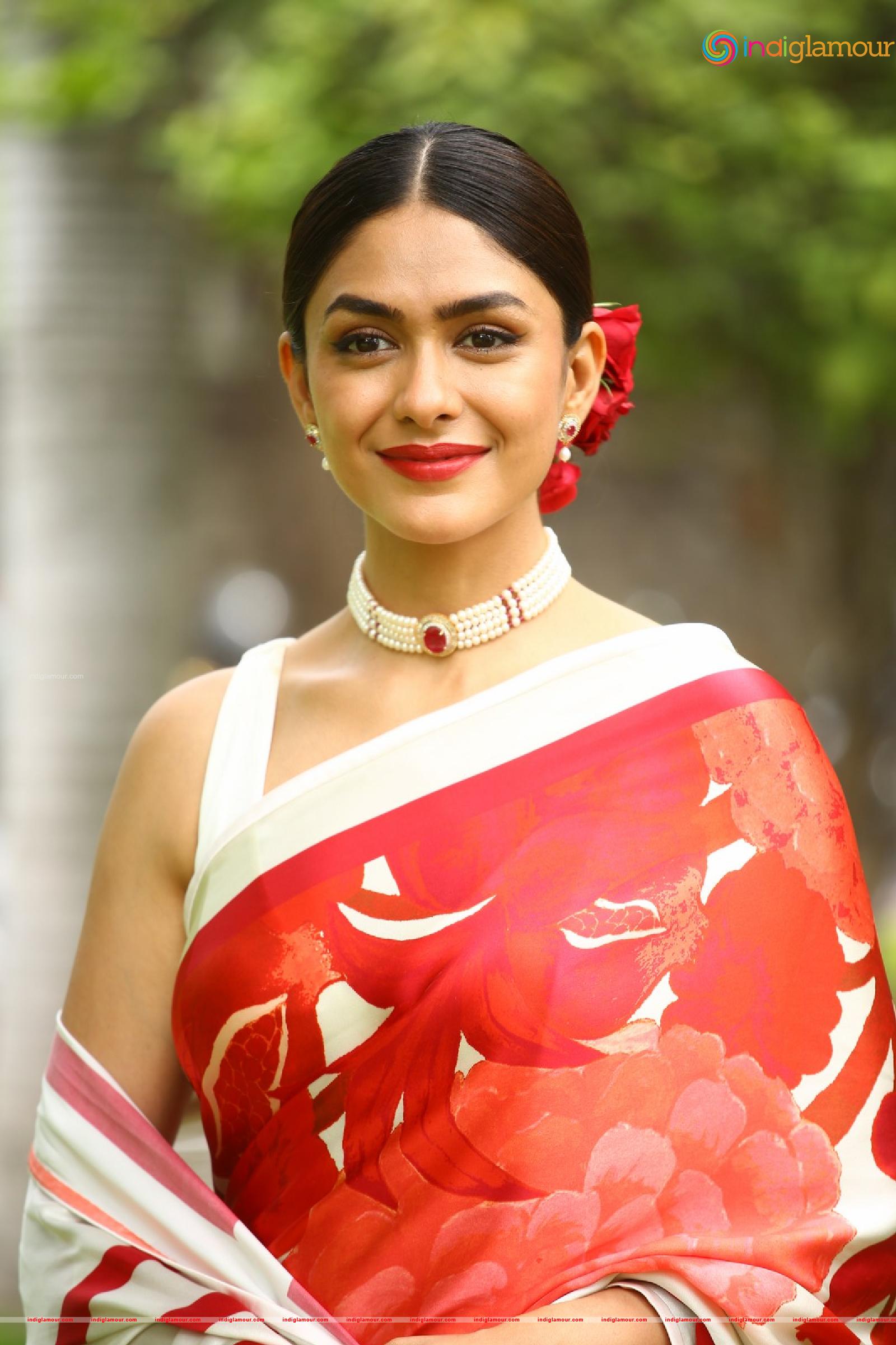 Mrunal Thakur Actress hd photo