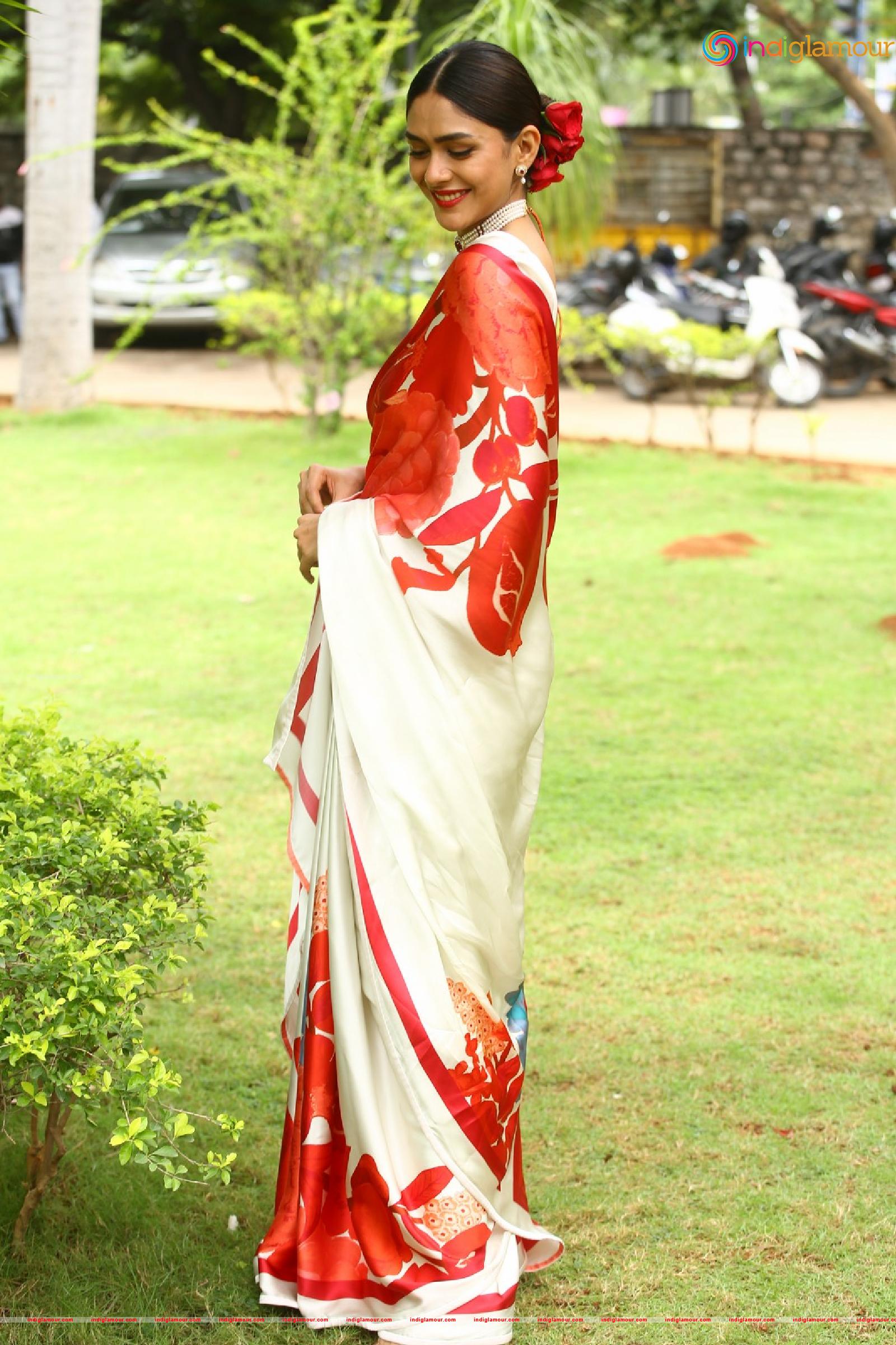 Mrunal Thakur Actress hd photo