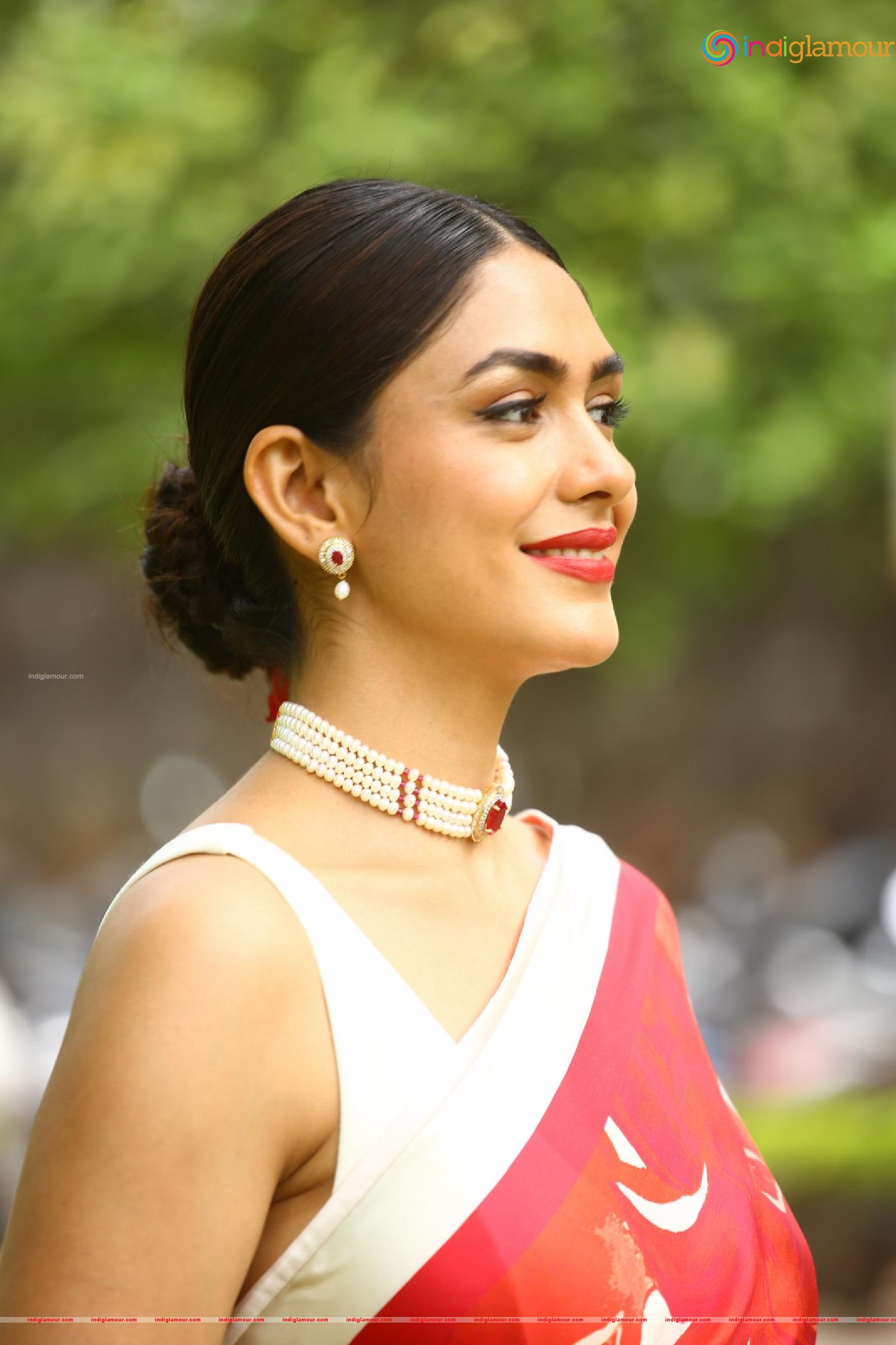 Mrunal Thakur Actress hd photo
