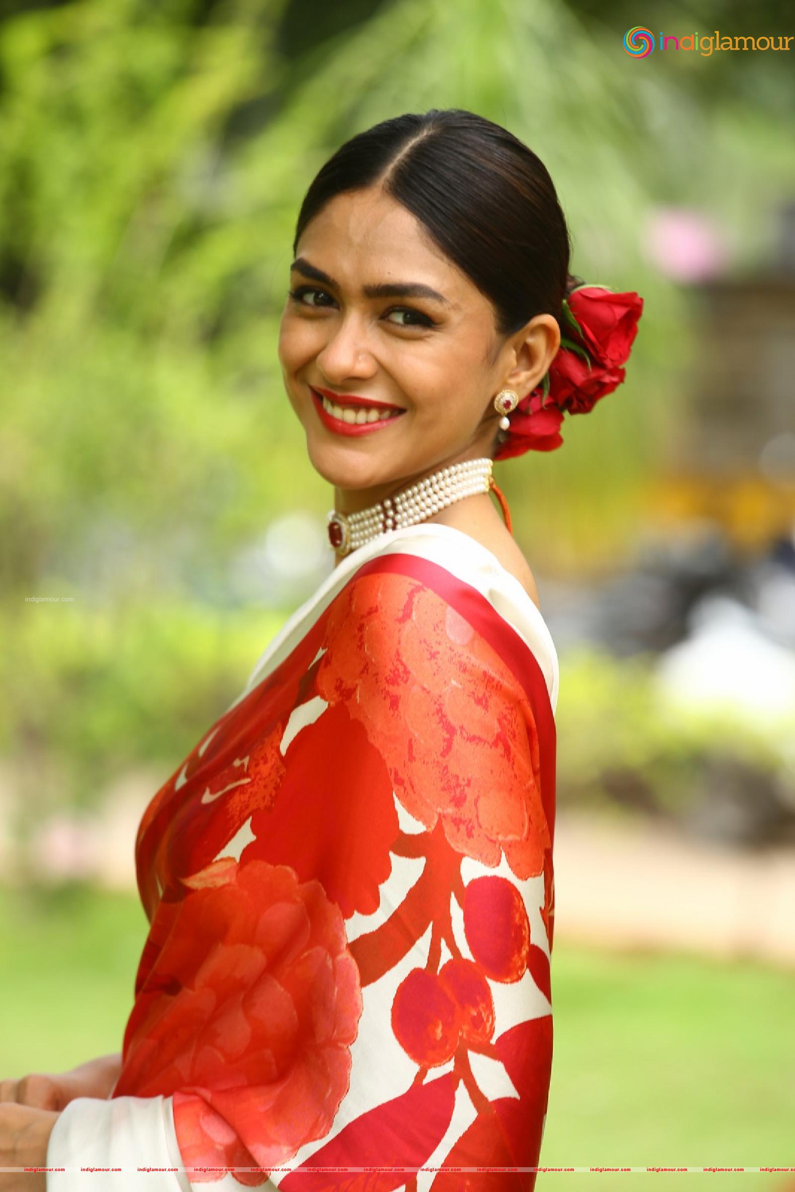Mrunal Thakur Actress hd photo