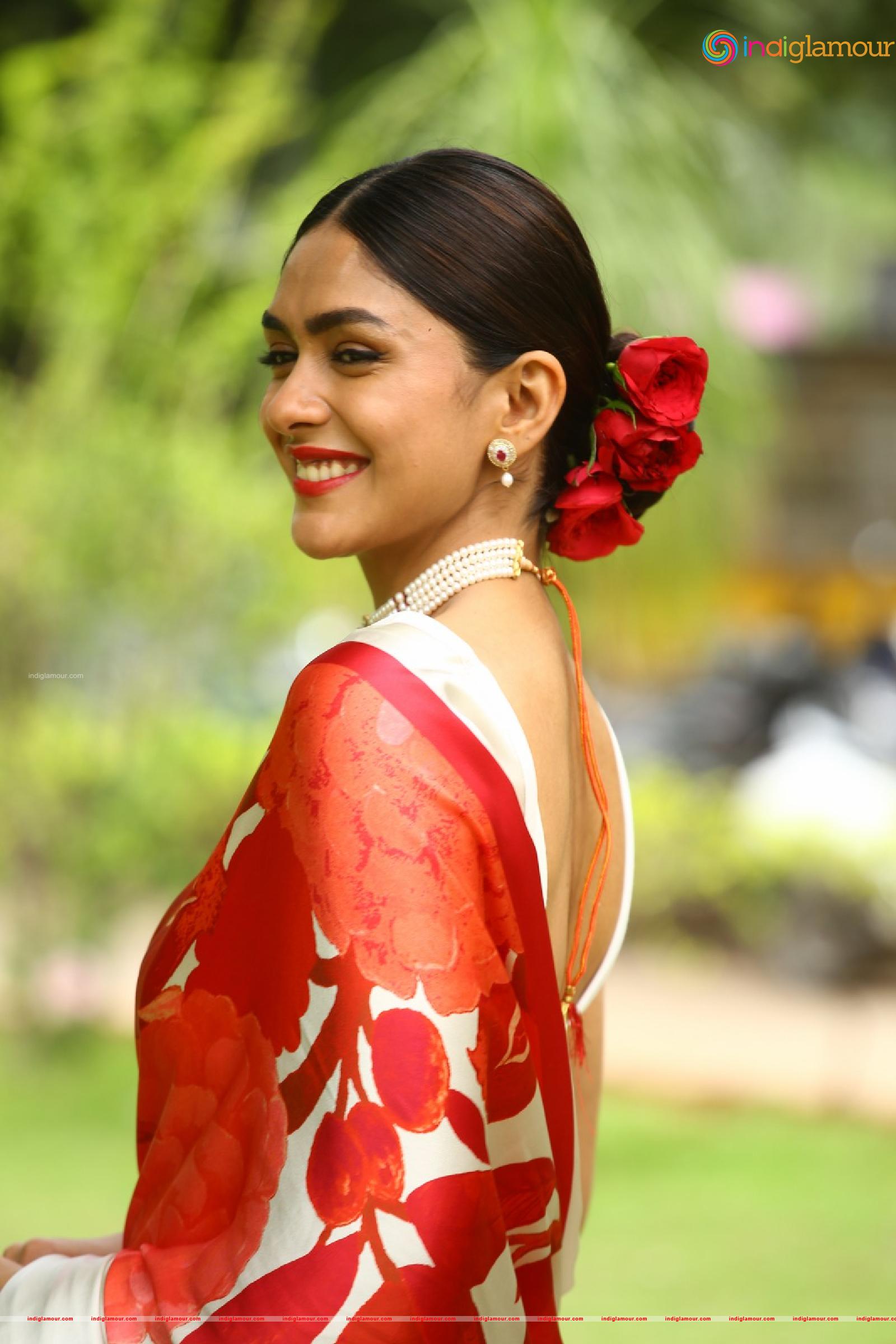 Mrunal Thakur Actress hd photo